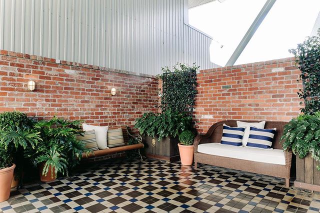 Applying #RealBrick in an outdoor space adds warmth and dimension. Choosing recycled brick facing tiles  also adds a bit of history! 
Visit our website for more ideas and looks (link in bio👆)
-
#realbrick #recycledbrick #outdoorstyle