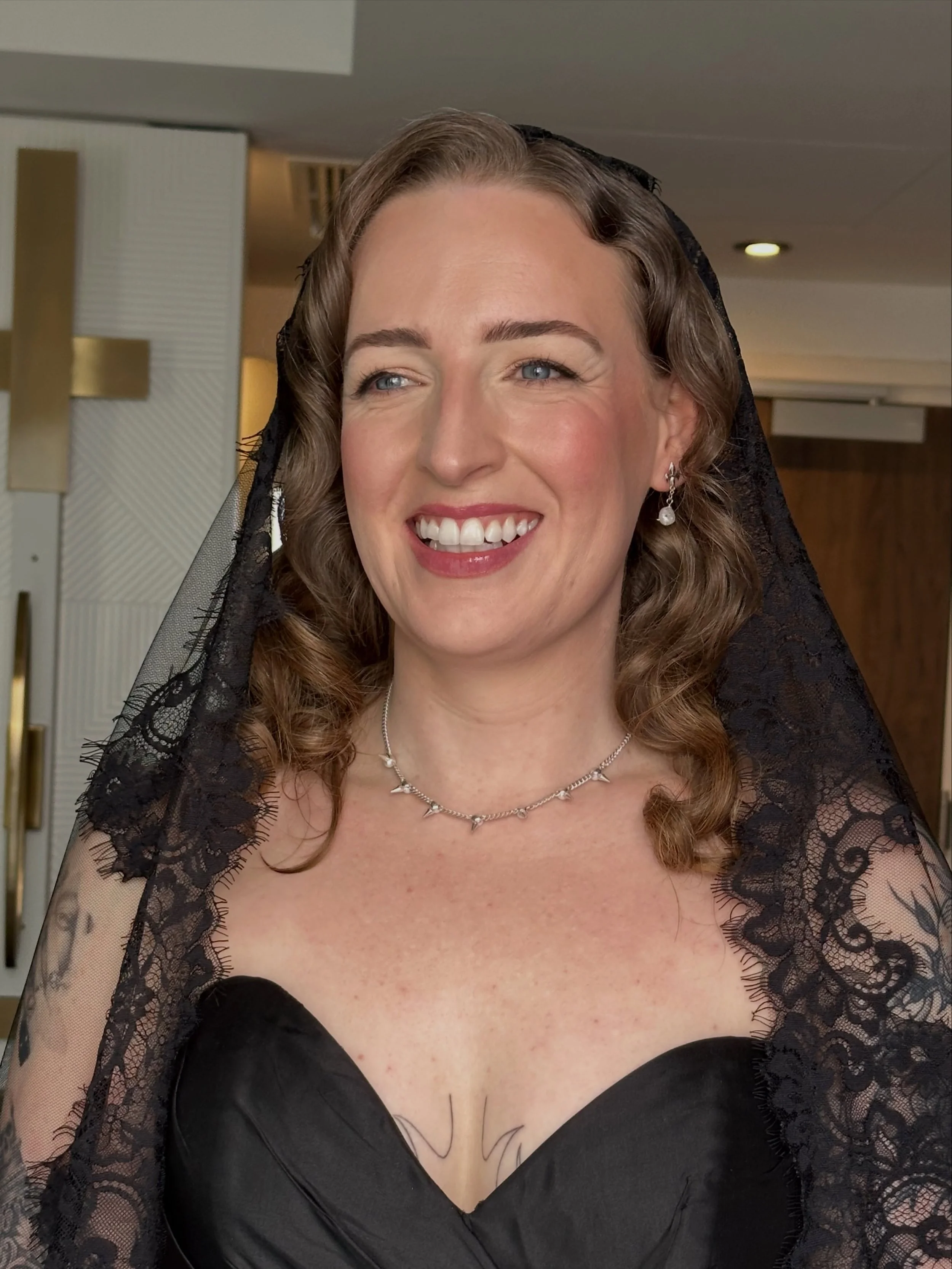 &lsquo;I booked you because I wanted to be one of your glowing brides&rsquo; ✨
Kelly and the black dress 😮&zwj;💨 
Such a joy to be part of Kelly&rsquo;s special day this month, I felt super honoured to be part of her day 🖤
A soft eye with that tou