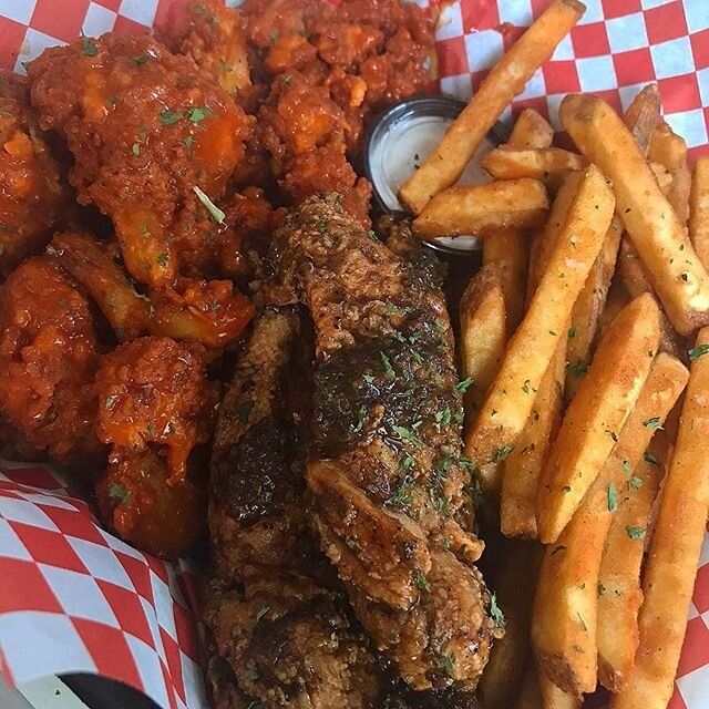 ELEVATE YOUR TASTE BUDS!!! 🤤
Catch us from 11-8pm on 8700 s western Los Angeles ca. Preorder online at bellysslidersandwings.com. Delivery available on @ubereats 
Get 10% off your meal ANYTIME you come to the truck with our gear. Visit our merchandi
