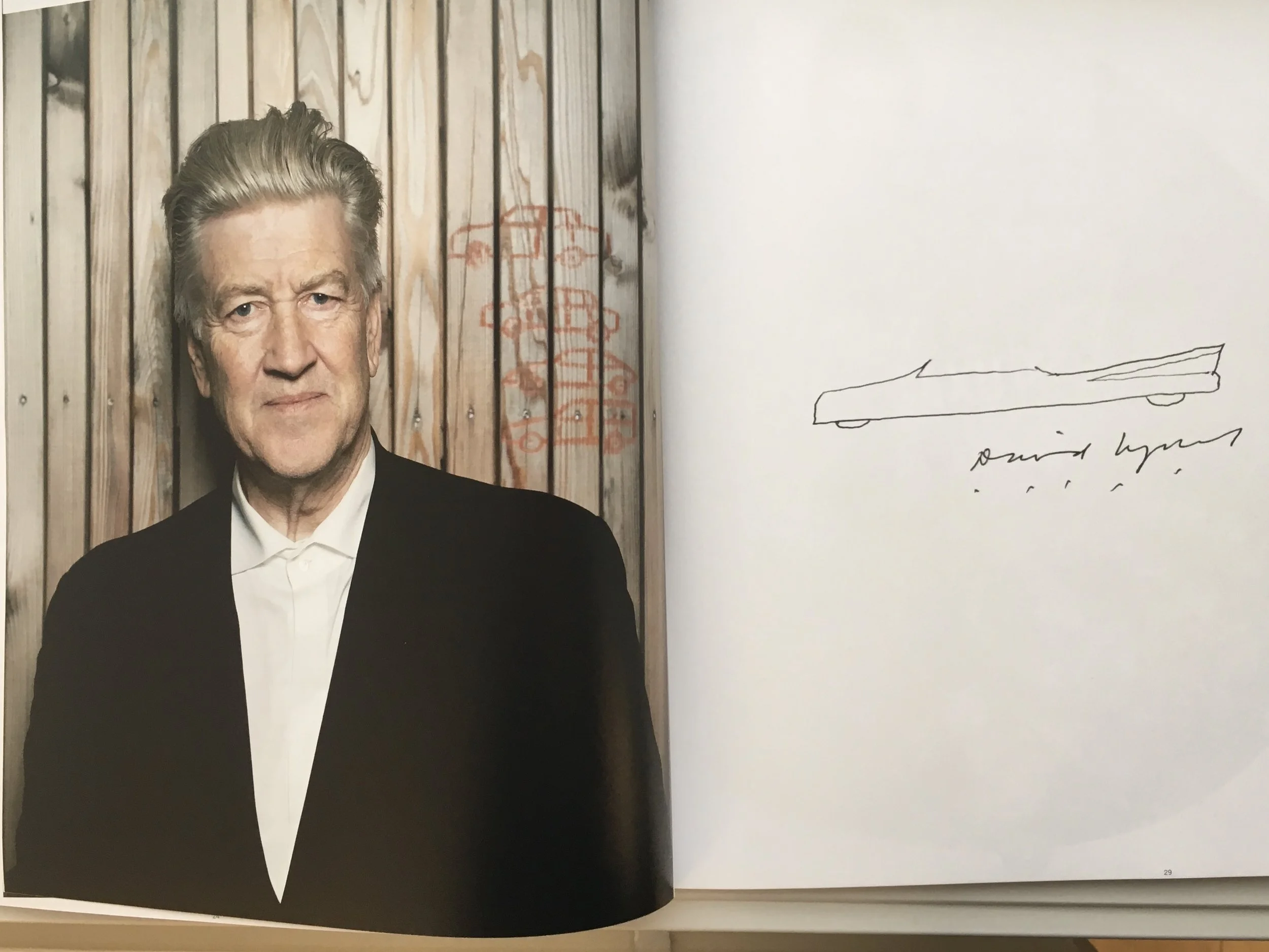 David Lynch på takterrassen til Grand Hotel i Oslo – under intervjuet med Carl’s Cars. (Bildet over er en gjengivelse av fotoportrettet til Kimm Saatvedt i magasinet).