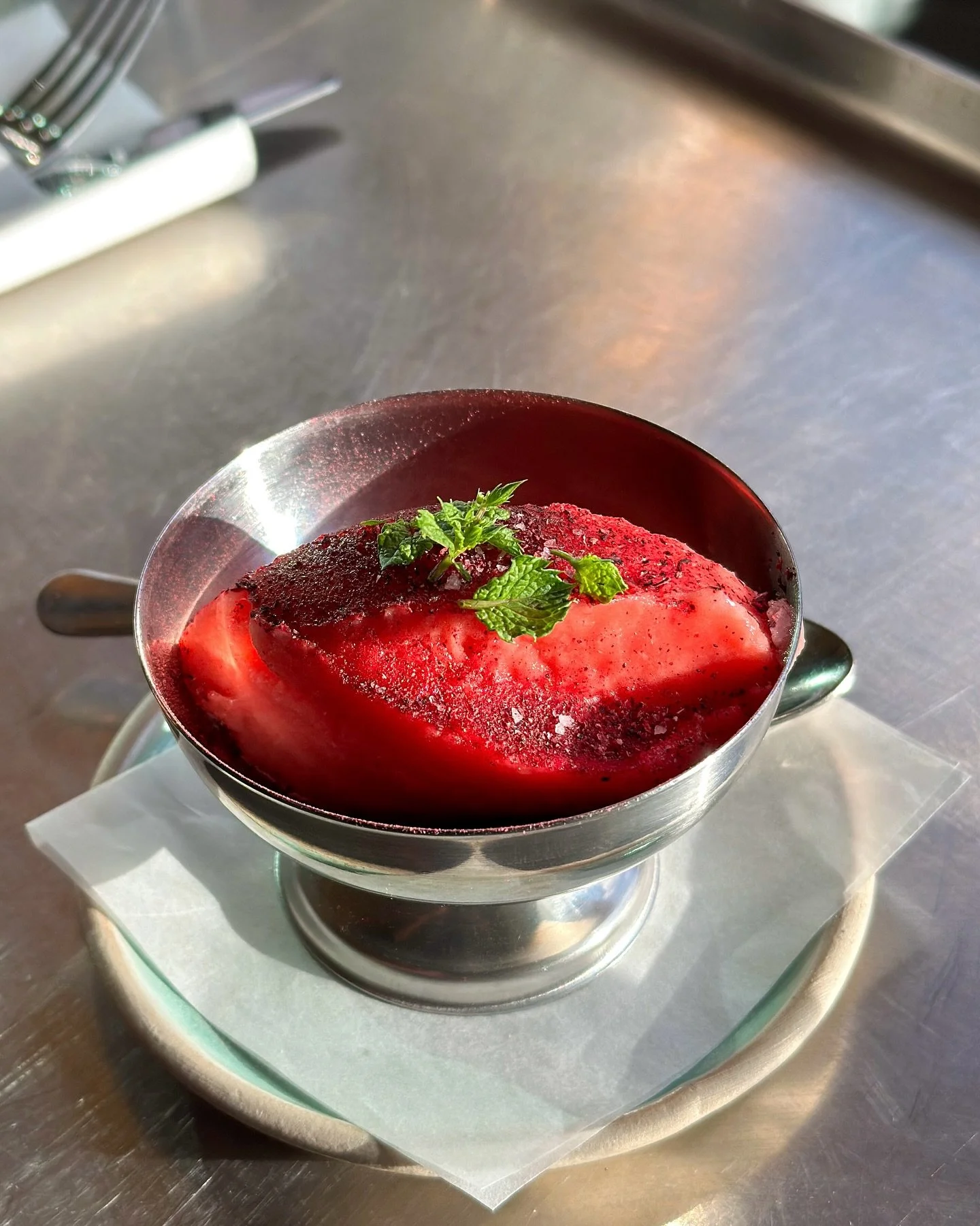 Sorbet! 🍉
&Auml;n &auml;r inte sommarens sista varma dagar &ouml;ver och vi serverar v&aring;r hemgjorda vattenmelonsorbet med hibiskus och havssalt fr&aring;n Medelhavet september ut. I h&ouml;st kommer en ny smak. V&auml;lkomna!