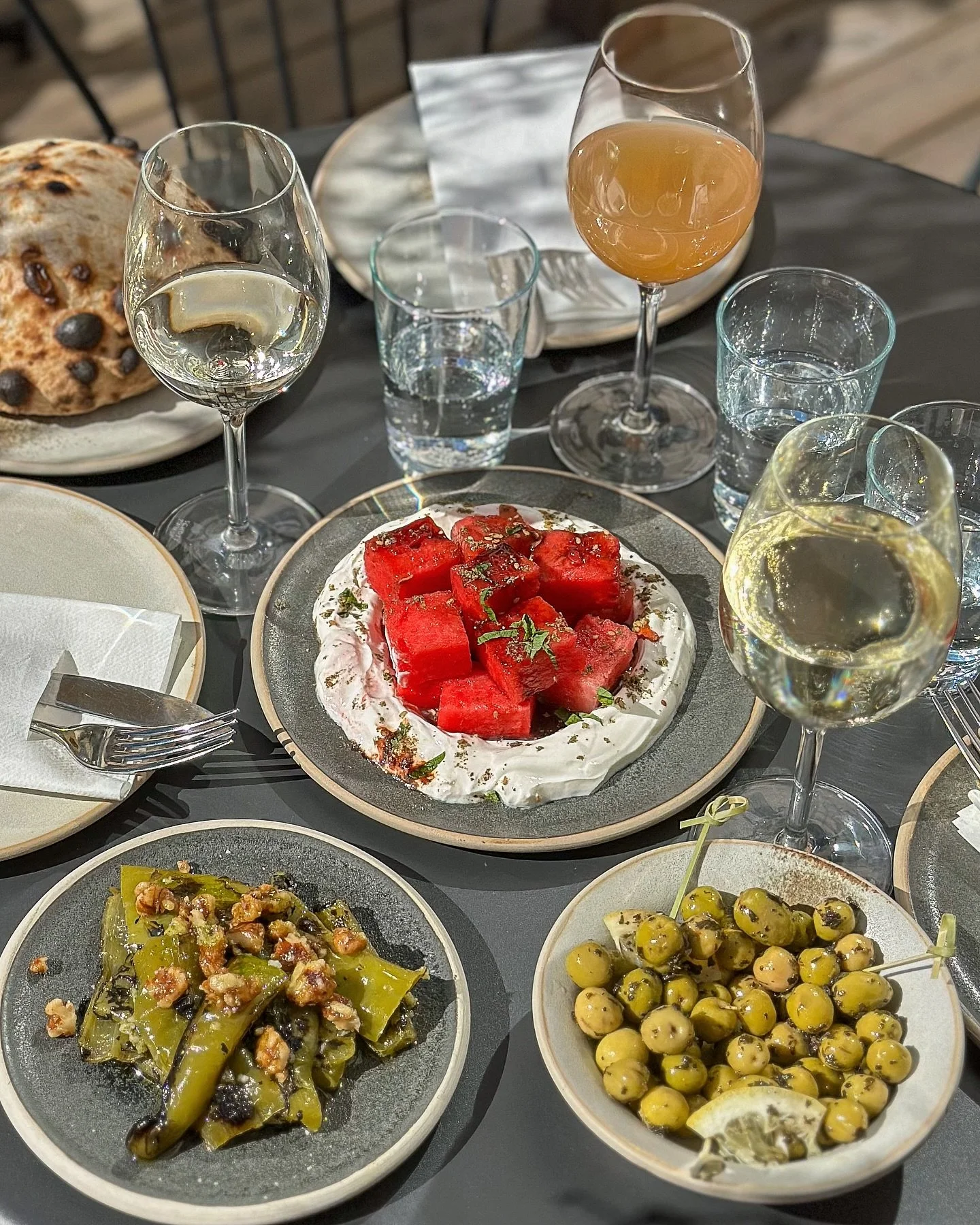 Sommarfavoriter!
Gr&ouml;n muhammara och labneh med den finaste vattenmelonen som g&aring;r att hitta, fr&aring;n @grandgourmet.se 🍉
Vi har &ouml;ppet som vanligt hela sommaren, soligt v&auml;lkomna!