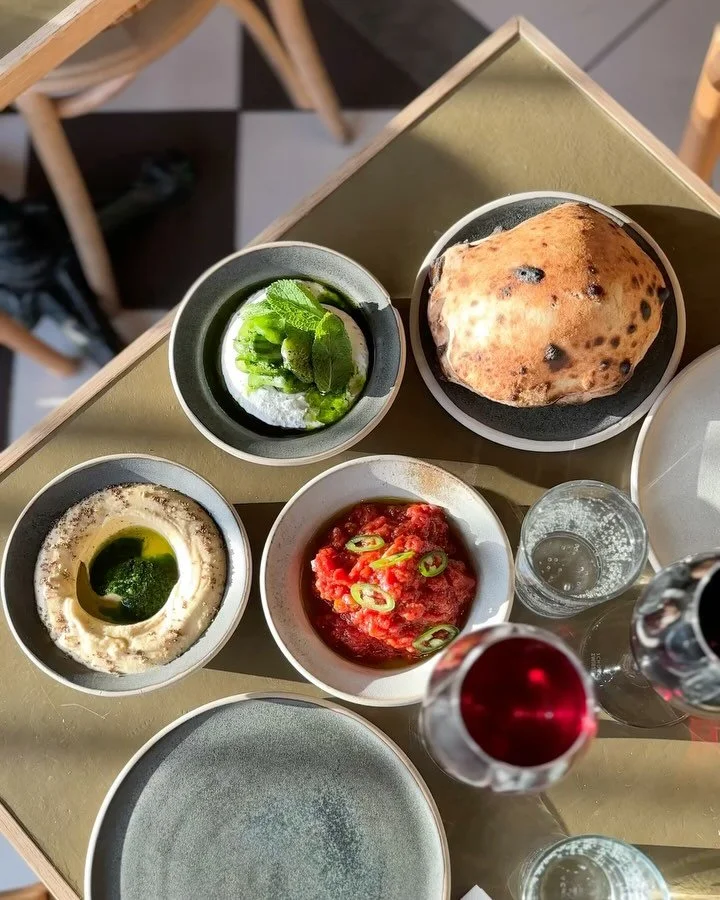 Mini mazmez! 
Kombinera din huvudr&auml;tt med v&aring;r mini mazmez d&auml;r alla v&aring;ra r&ouml;ror ing&aring;r - alyet bandora, hummus och myntalabne med gurka. Och alltid nybakat br&ouml;d till! G&aring;r sj&auml;lvklart att best&auml;lla sepa