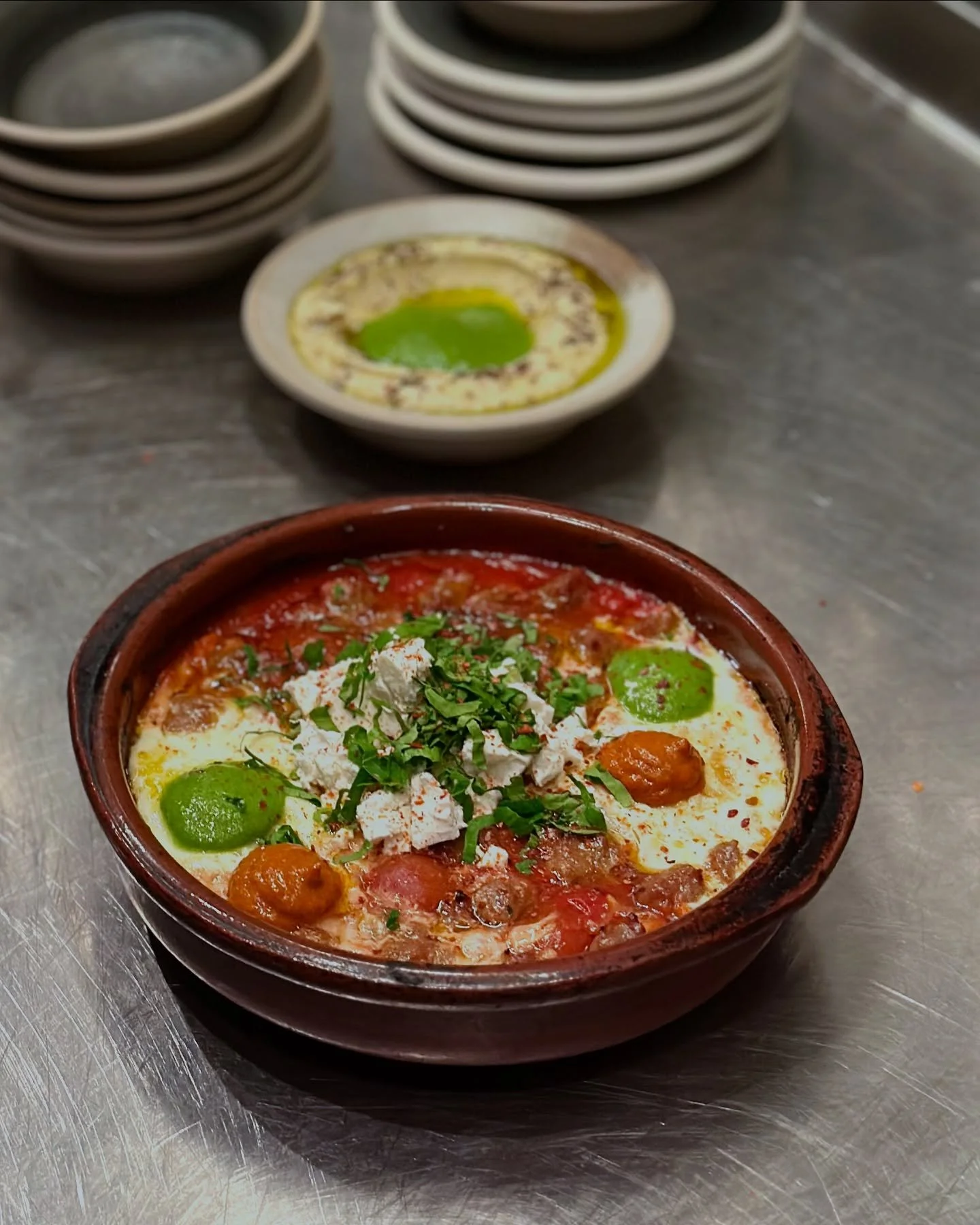 Brunch!
Shakshuka, en fantastisk r&auml;tt med &auml;gg och tomat som &auml;ts i m&aring;nga l&auml;nder och som har sina r&ouml;tter i Maghrebomr&aring;det. Vi serverar den vegetarisk eller med merguez och fetaost. Den &auml;ts b&auml;st med v&aring
