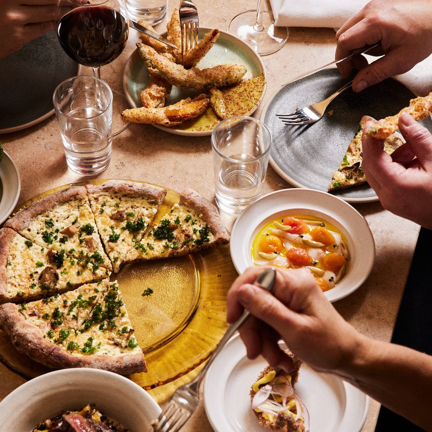 Bitza &hearts;️ S&ouml;rmland, 11-12 mars
I ett stolt samarbete med de s&ouml;rml&auml;ndska stj&auml;rnorna @mariaprintz @jacobkerlamb @kriswinnerhed har vi skapat en meny, d&auml;r de finaste r&aring;varorna fr&aring;n S&ouml;rmland m&ouml;ter det 