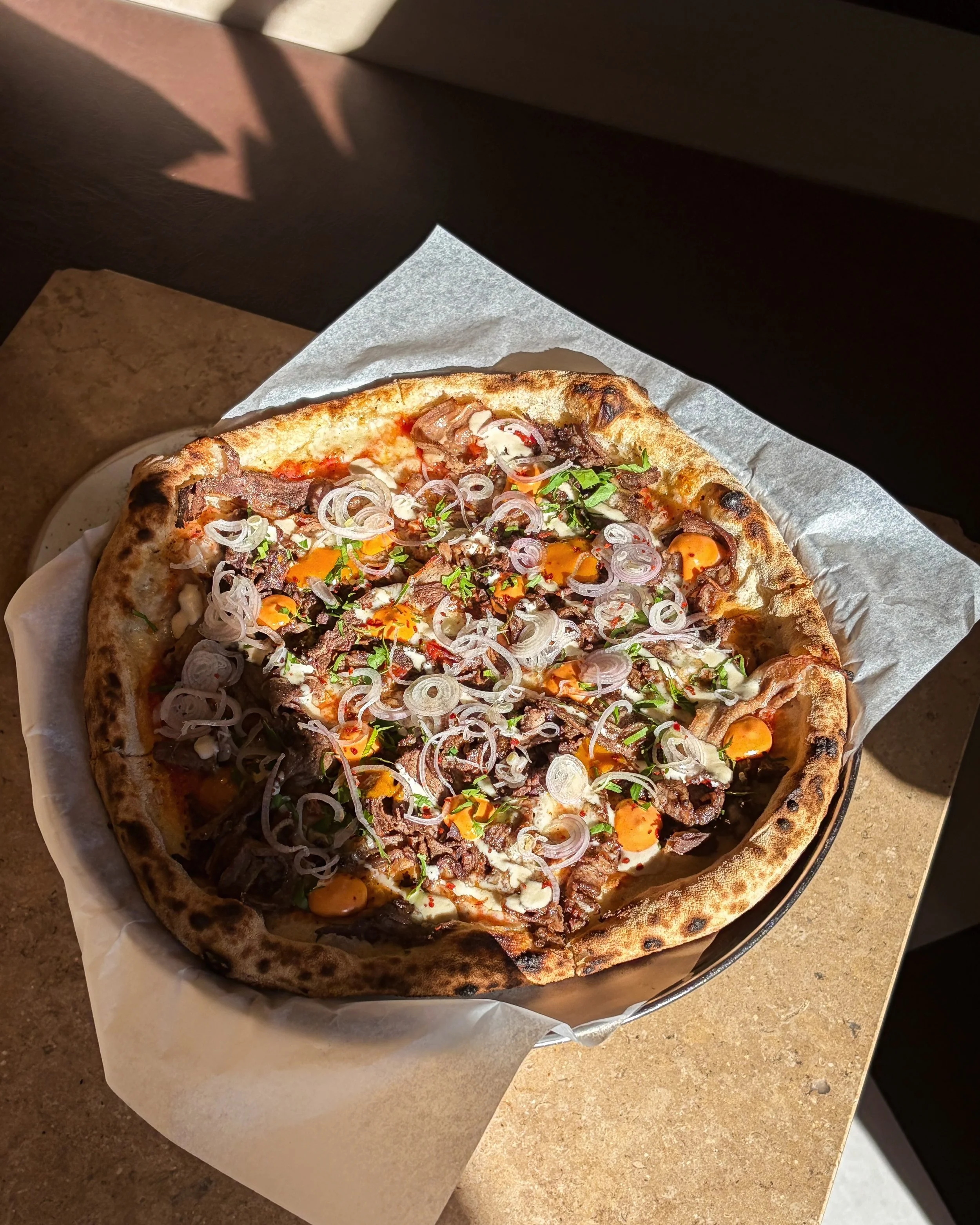 Shawarma! 
Gjord fr&aring;n scratch p&aring; svensk kalv och sju kryddor. 
I sommar serveras den som en pizza med tomat, ost, tahini och amba. Toppas med f&auml;rsk l&ouml;k och persilja. V&auml;lkomna!