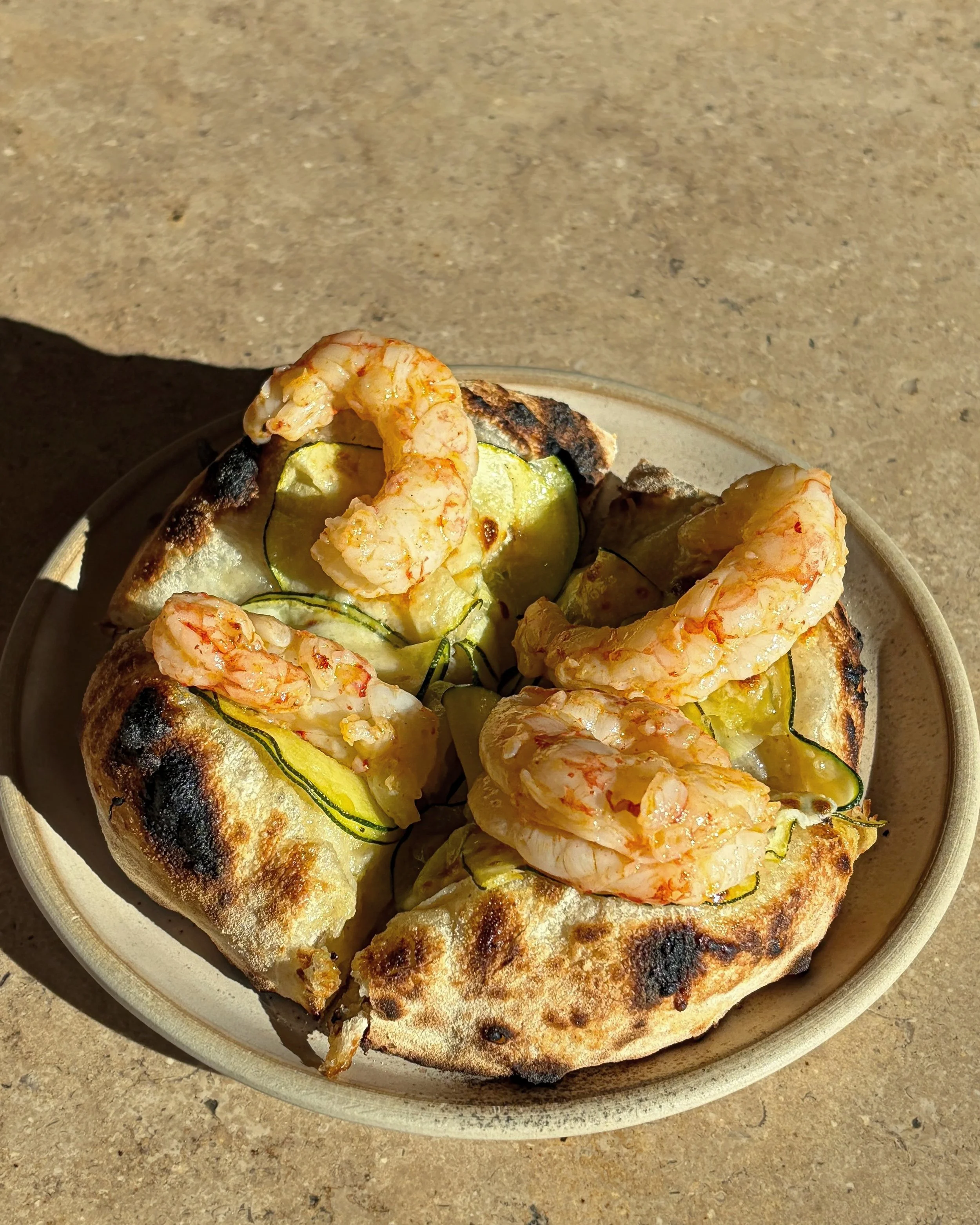 Vi &auml;r j&auml;tteglada att f&aring; dela v&aring;r sommarmeny med er!
Stalltips; r&ouml;dr&auml;ka, focaccia med zucchini, provola och n&aring;gra droppar tabasco. F&ouml;rt&auml;rs allra godast med en iskall sup vodka fr&aring;n @stockholmsbrann