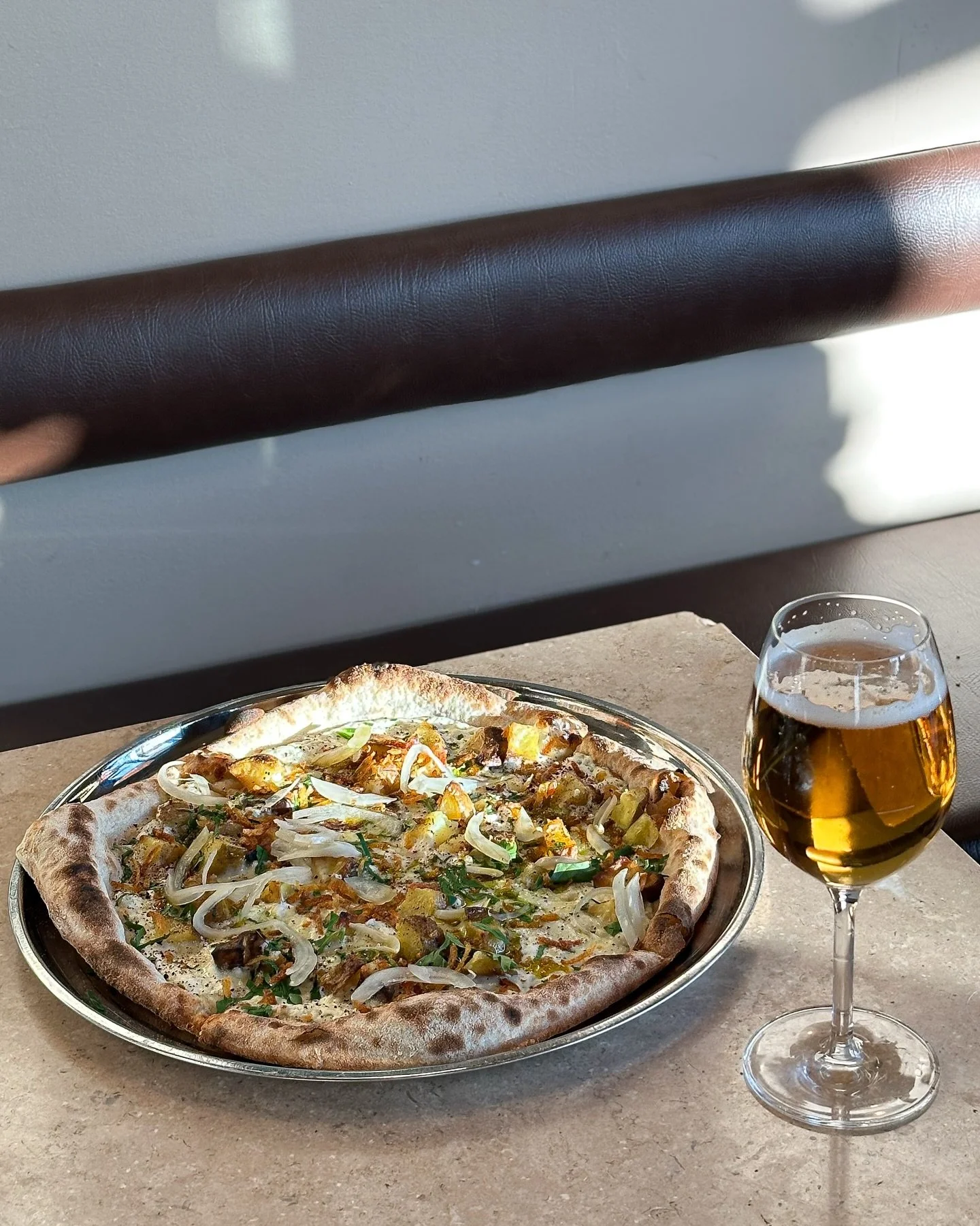 Vad &auml;r b&auml;ttre en tisdag &auml;n en batata bitza i solen? Med b&aring;de ugnsbakad potatis och potatiscrisp, cr&egrave;me fra&icirc;che, finaste osten fr&aring;n @fiordilatte_food och picklad l&ouml;k, toppad med &ouml;rtolja, sumac och pers