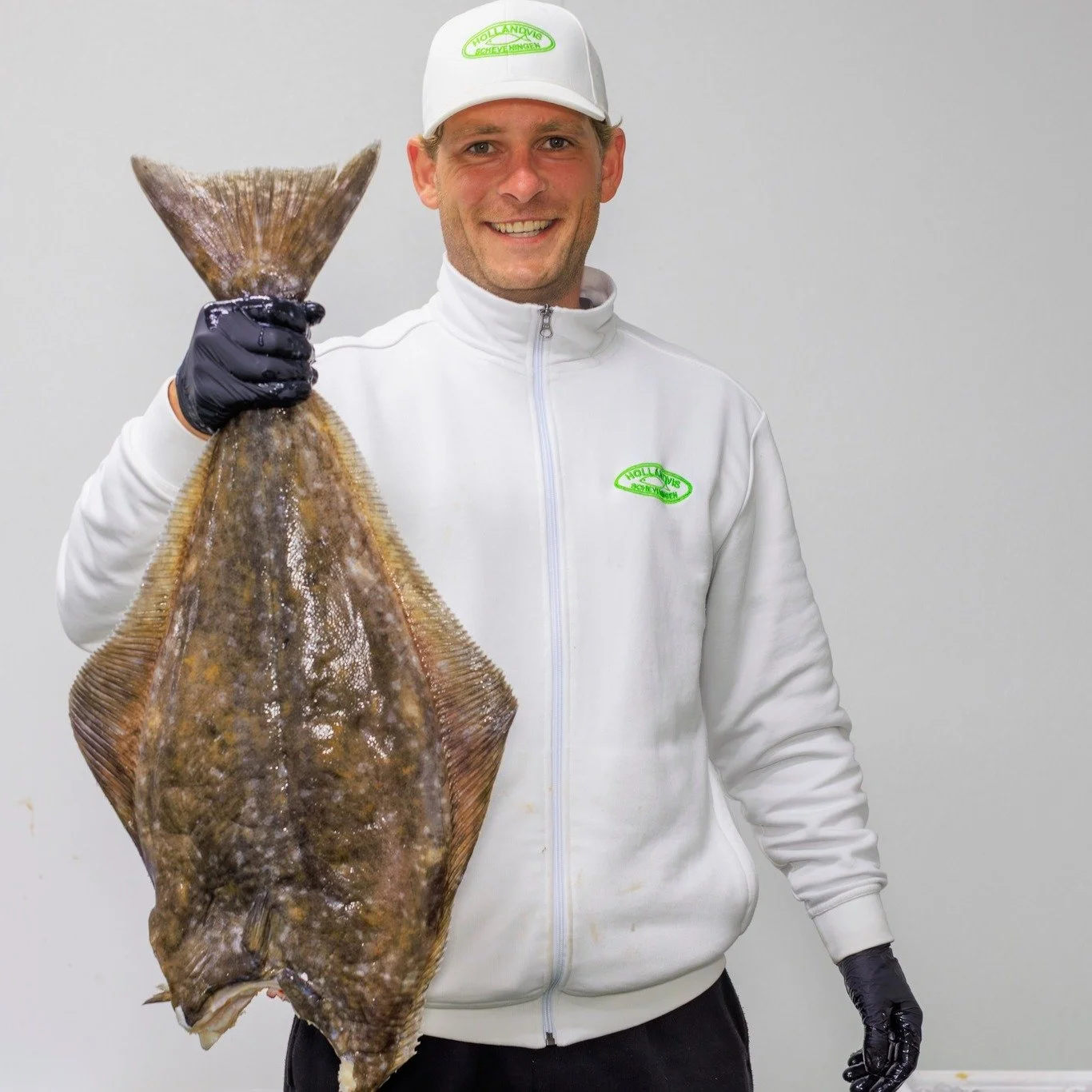 𝐇𝐞𝐢𝐥𝐛𝐨𝐭
Heilbot is een platvis die vaak in de Noord-Atlantische Oceaan wordt gevonden en bekend staat om zijn stevige, witte vlees. Deze vis kan tot wel 2 meter lang en 100 kilogram zwaar worden, waardoor hij een indrukwekkende verschijning is