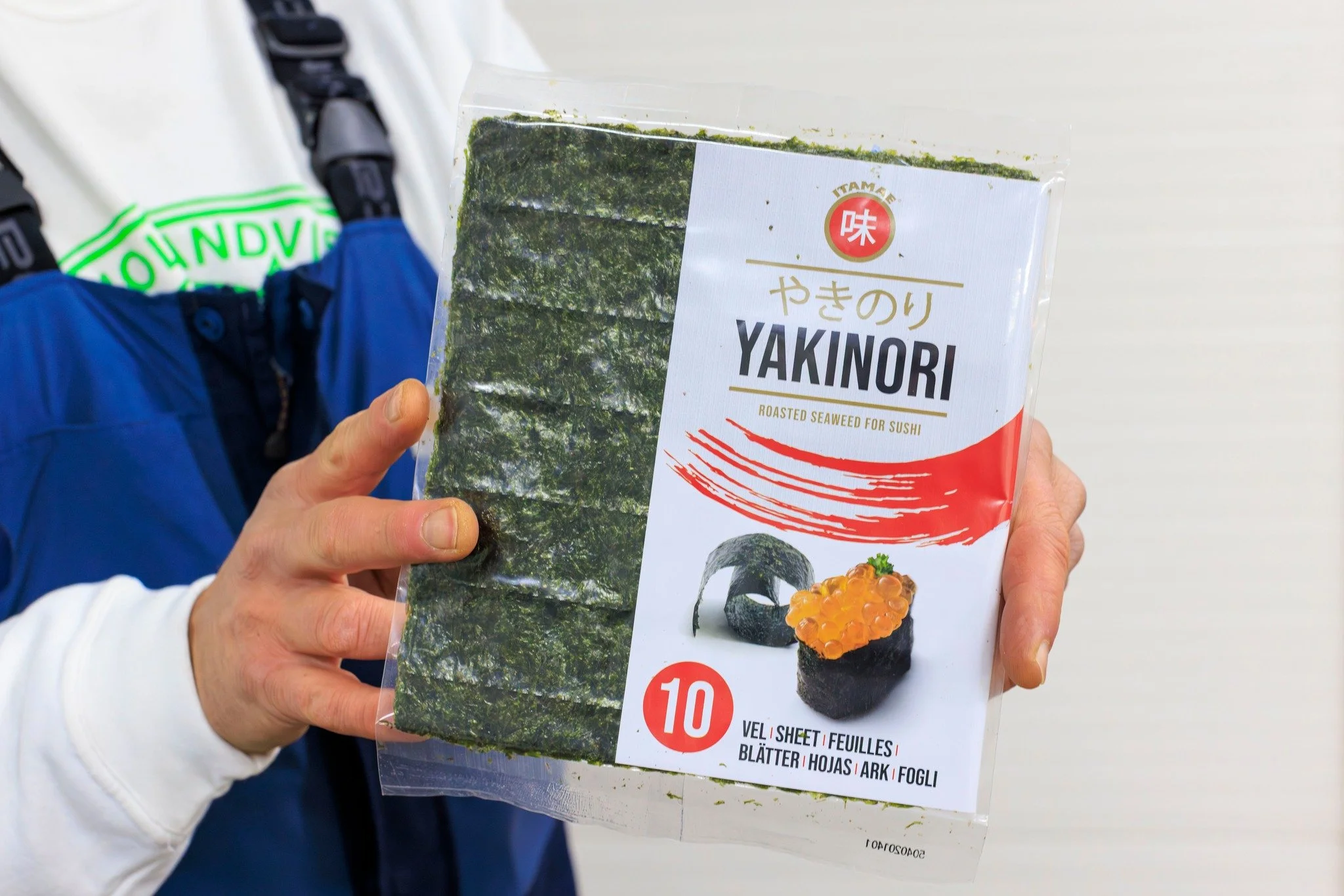 𝐘𝐚𝐤𝐢𝐧𝐨𝐫𝐢 𝐳𝐢𝐣𝐧 𝐠𝐞𝐫𝐨𝐨𝐬𝐭𝐞𝐫𝐝𝐞 𝐳𝐞𝐞𝐰𝐢𝐞𝐫𝐬𝐡𝐞𝐞𝐭𝐬, 𝐢𝐝𝐞𝐚𝐚𝐥 𝐚𝐥𝐬 𝐛𝐚𝐬𝐢𝐬 𝐯𝐨𝐨𝐫 𝐬𝐮𝐬𝐡𝐢𝐫𝐨𝐥𝐥𝐞𝐧 𝐞𝐧 𝐡𝐚𝐧𝐝𝐫𝐨𝐥𝐥𝐬. 🍣
De vellen zijn stevig genoeg om goed te rollen, maar blijven dun en knapperig voor