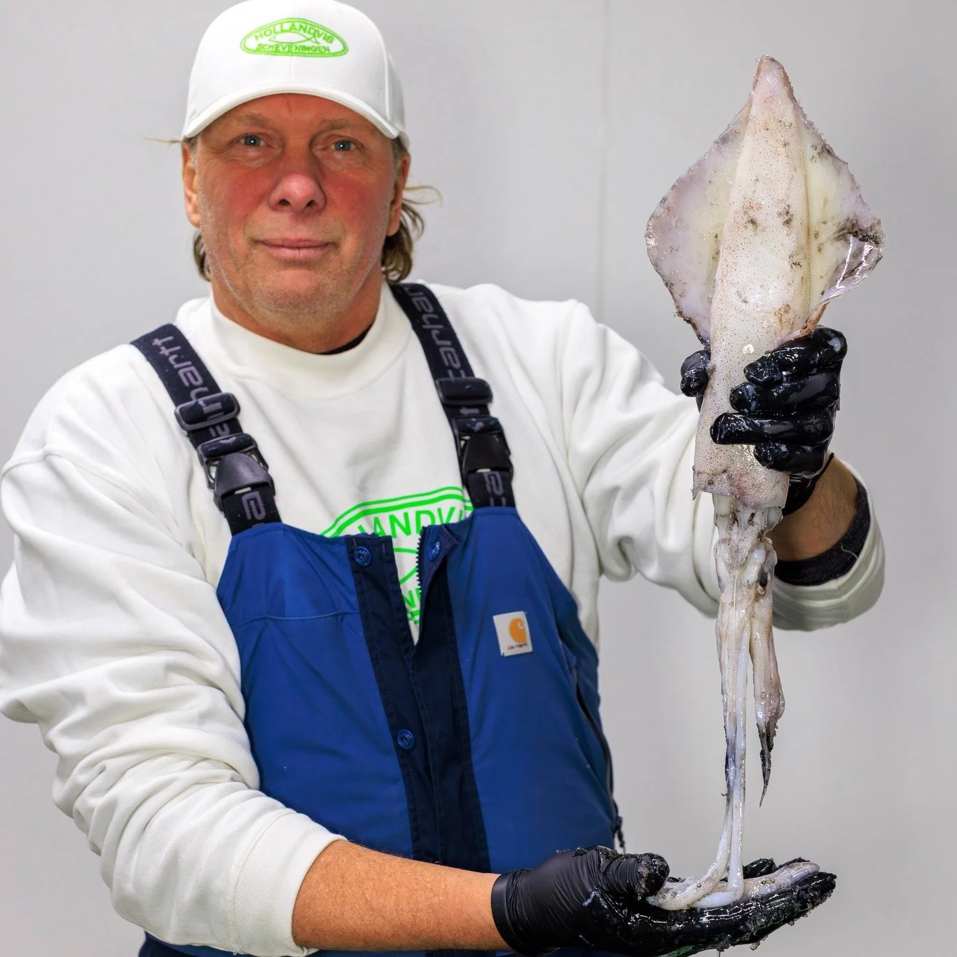 𝐏𝐢𝐣𝐥𝐢𝐧𝐤𝐭𝐯𝐢𝐬
De pijlinktvis is een imposante verschijning met zijn pijlvormige kop en 10 ledematen waarvan 2 langere voedingstentakels. Een pijlinktvis verschilt hiermee van de inktvis die slechts 8 ledematen heeft. Wel bezit ook de pijlink