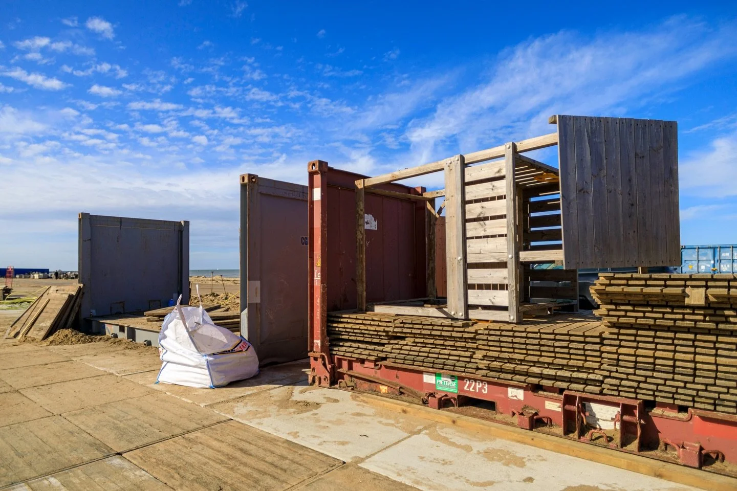 𝐃𝐞 𝐨𝐩𝐛𝐨𝐮𝐰 𝐢𝐬 𝐛𝐞𝐠𝐨𝐧𝐧𝐞𝐧! ☀️

Je ziet het meteen aan het strand, de opbouw is vandaag gestart. Containers gaan open, hout en materiaal liggen klaar, de eerste contouren van het nieuwe seizoen worden zichtbaar.

Bij 𝐇𝐨𝐥𝐥𝐚𝐧𝐝𝐯𝐢𝐬