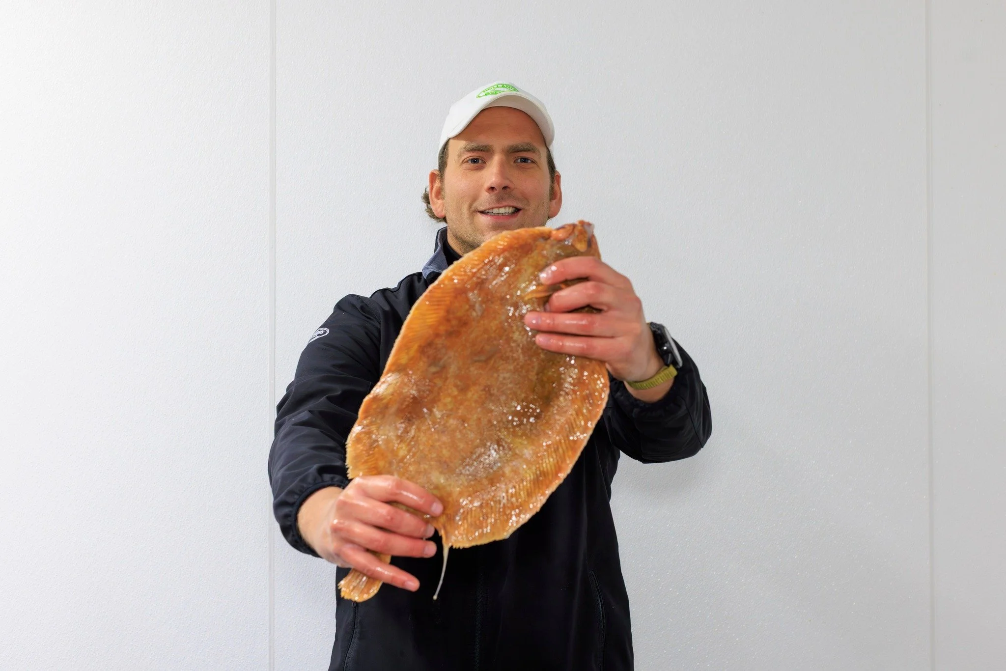 𝐓𝐨𝐧𝐠𝐬𝐜𝐡𝐚𝐫
In Nederland wordt tongschar niet veel gegeten, ondanks dat het een heel smakelijk visje is. De naam is verwarrend, want deze platvis is tong noch schar. Het is een scholachtige die moeilijk te bevissen is doordat hij op stenige ge