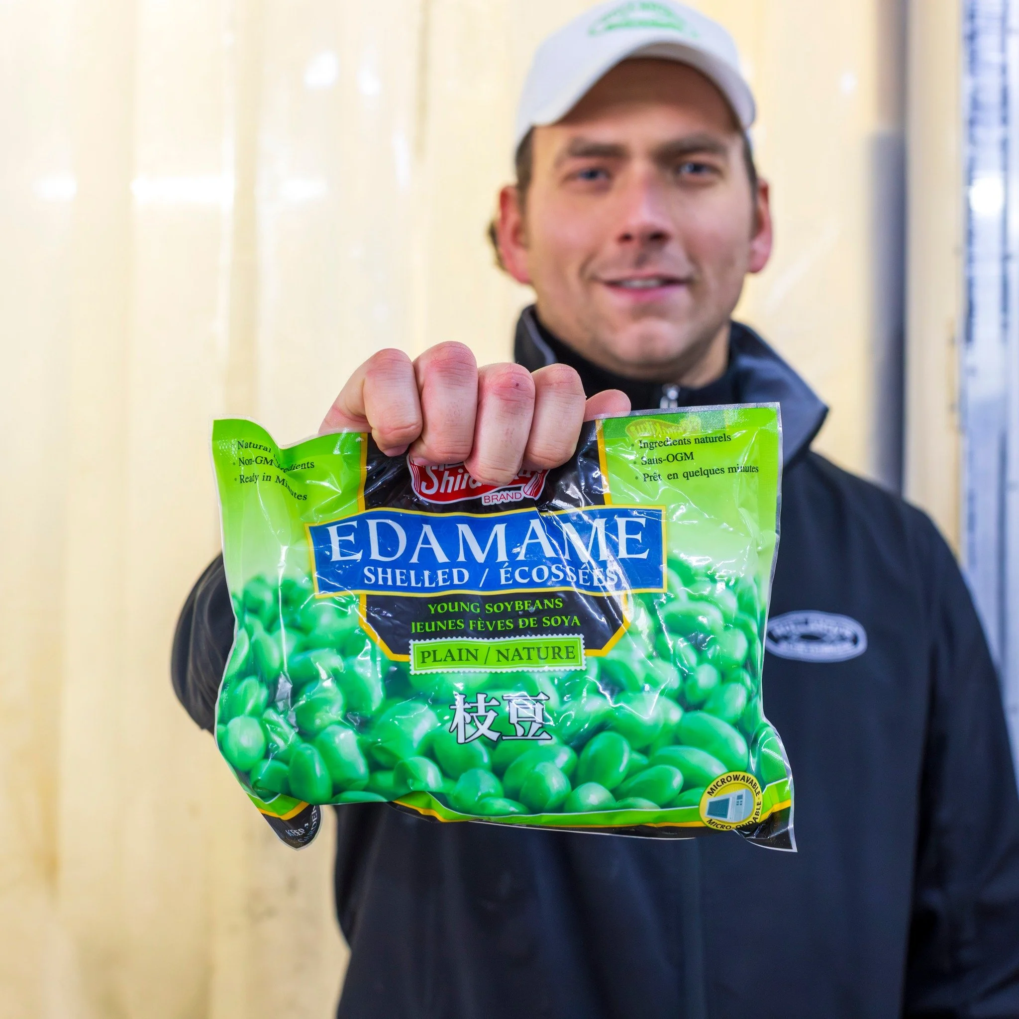 𝐏𝐫𝐞𝐦𝐢𝐮𝐦 𝐠𝐞𝐩𝐞𝐥𝐝𝐞 𝐄𝐝𝐚𝐦𝐚𝐦𝐞
Onze gepelde edamame bonen worden direct na de oogst diepgevroren. Zo blijven de frisgroene kleur en de volle, nootachtige smaak optimaal behouden. Een hoogwaardige basis voor pok&eacute; bowls en salades,