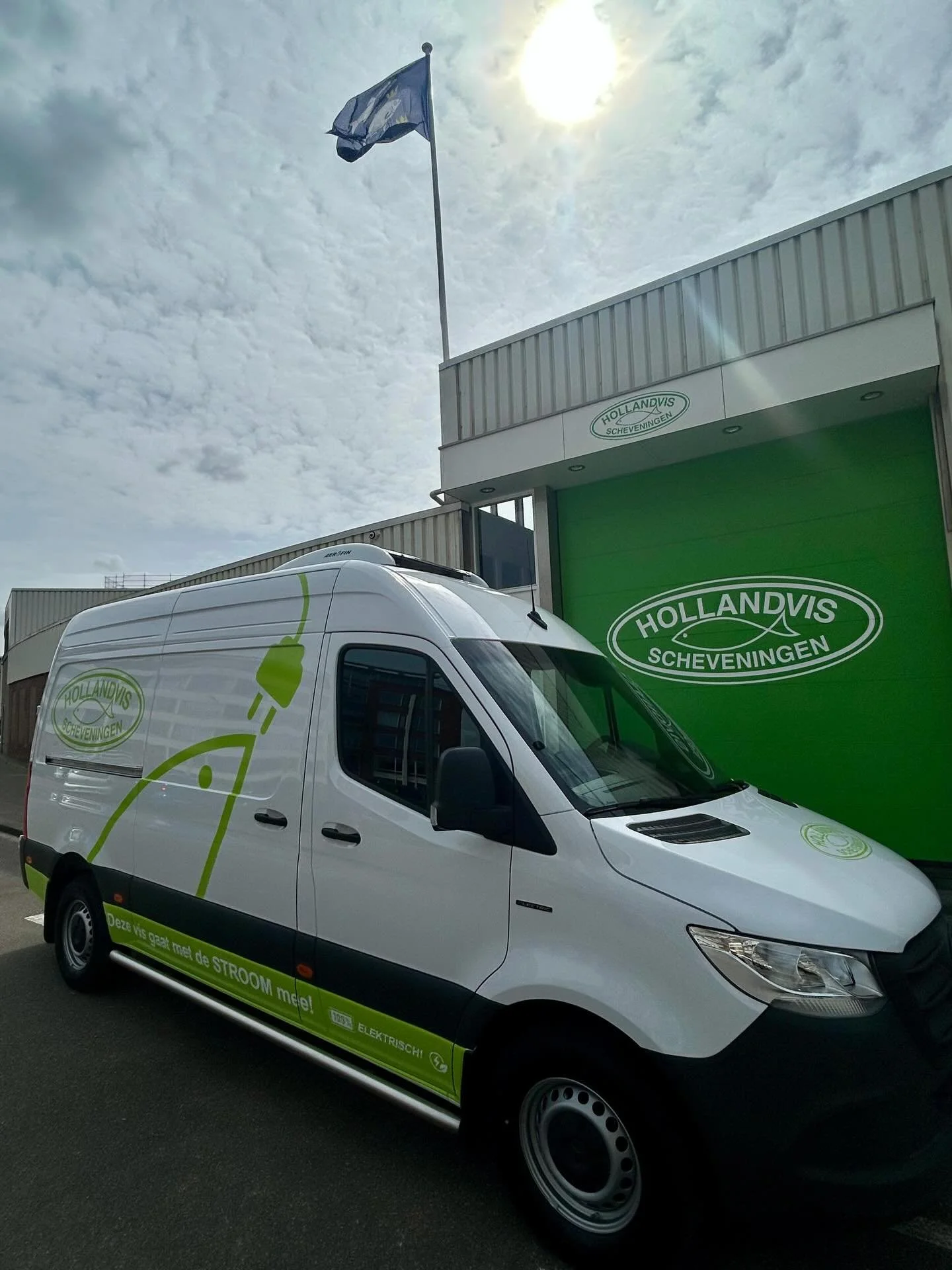 🚚⚡ 𝔾𝕣𝕠𝕖𝕟 𝕟𝕚𝕖𝕦𝕨𝕤 𝕓𝕚𝕛 ℍ𝕠𝕝𝕝𝕒𝕟𝕕𝕧𝕚𝕤! ⚡🚚

Vandaag hebben wij met trots onze gloednieuwe elektrische Mercedes E-Sprinter ontvangen. Een mooie stap richting een duurzamere toekomst! 🌍💚

Onze vis en garnalen gaan vanaf nu n&oacute;g