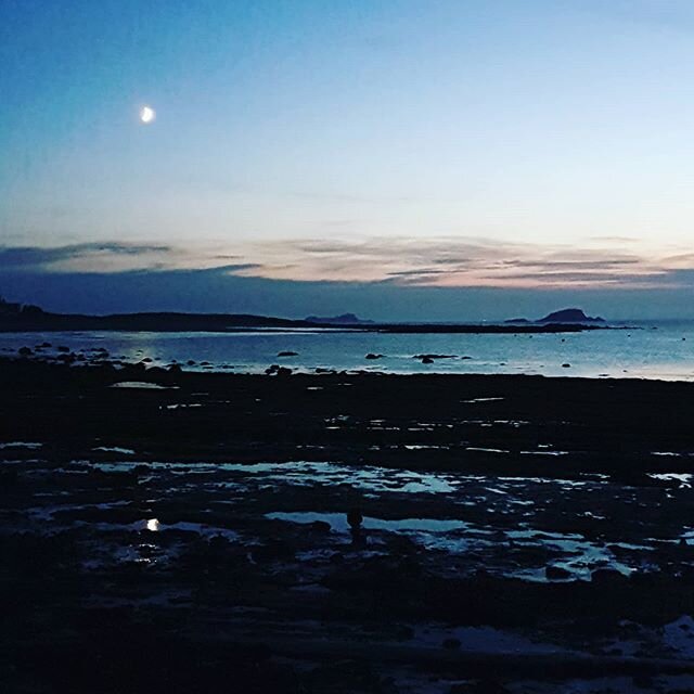 Glorious evening with lovely friends! It was sooo busy at the beaches here today, so loved the peace and calm when all the crowds had gone home. #maninthemoon #peaceandquiet #lovelyfriends