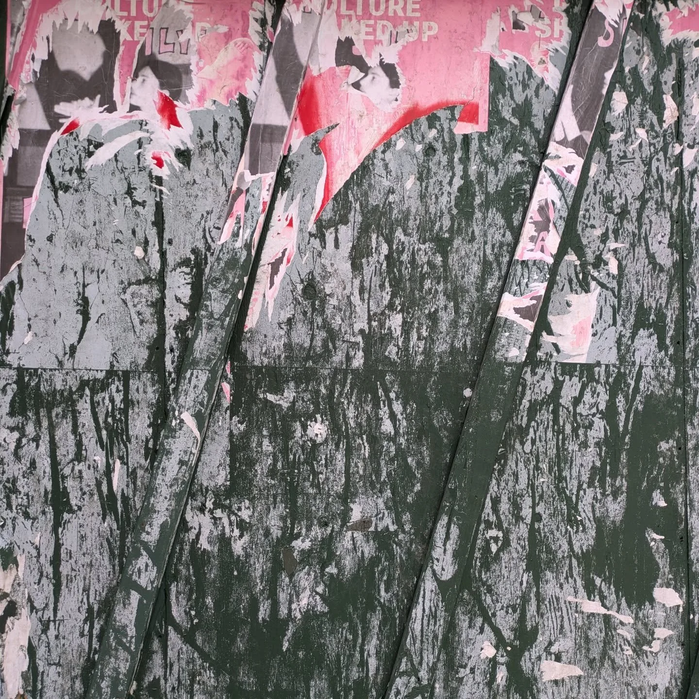 A recent find...an old wall... reminiscing "who was here"... Times past...
.
.
#abstractirishart #derelict #tracysweeneyartist #foundart