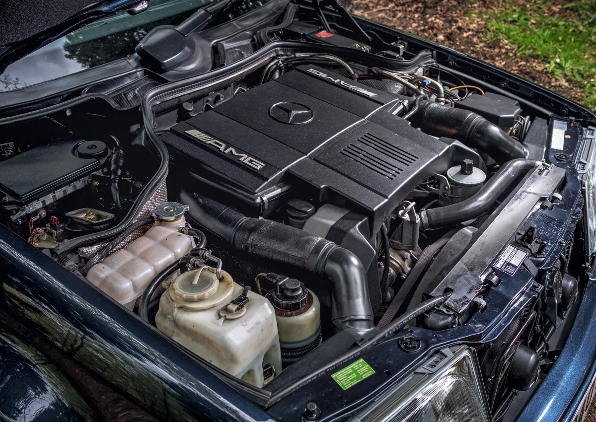 Mercedes-E60-Engine.jpg
