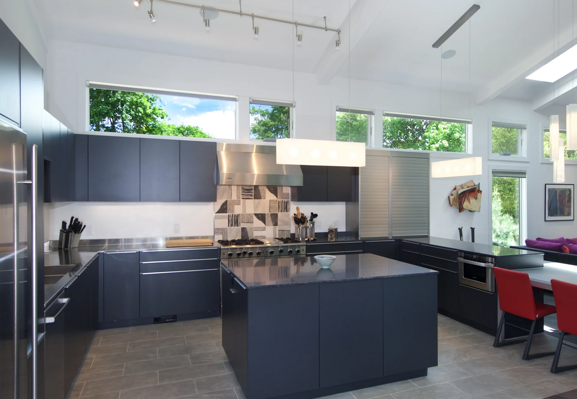 leicht modern kitchen. Black matt cabinets. Flat panel, handleless design. Appliance garage with peninsula and a island. stainless steel appliances.