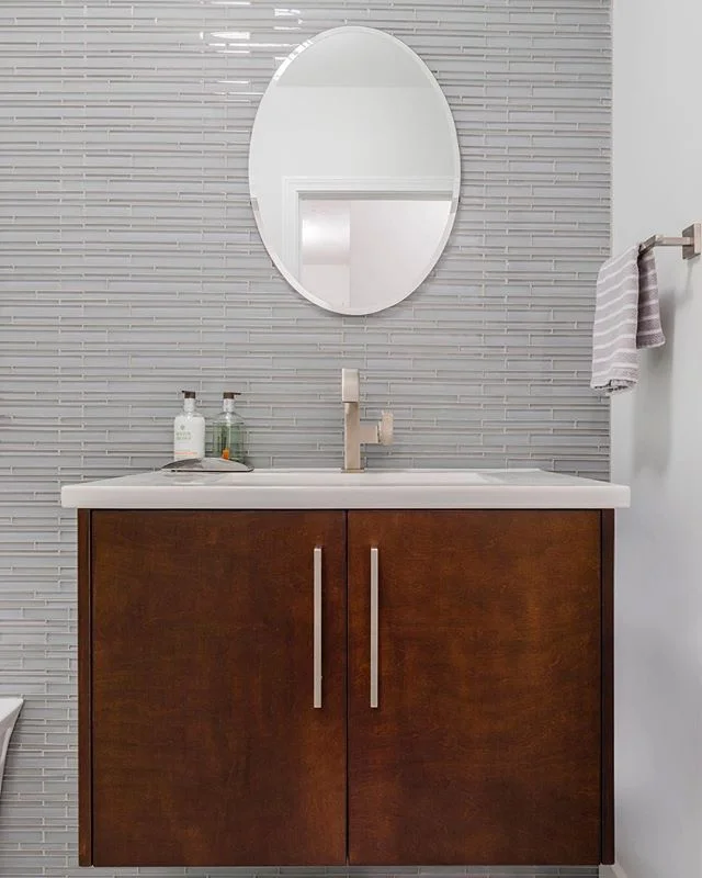 Simple yet luxurious. Minimalistic features along with the combination of brushed metal and natural wood tones make this vanity a modern dream.⠀
.⠀
.⠀
.⠀
@leichtkuchen @leichtusa #divinedesignbuild #modernbathroom #interiordesign #interiordesignbosto