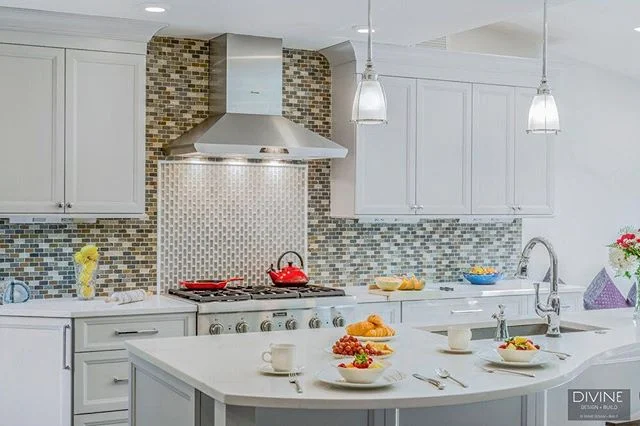 A transitional dream kitchen in a classic #NewtonMA colonial.⠀
.⠀
.⠀
.⠀
#DivineDesignBuild #transitionalkitchen #modernkitchens #interiordesign #interiorsboston #kitchendesign⠀
https://buff.ly/2PVqtxB