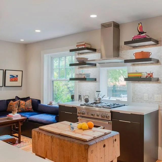 This eclectic @leichtkuechen kitchen in Winchester brings the modern sensibility of Leicht to a small space to maximize storage.⠀
.⠀
.⠀
.⠀
@leichtusa #german #designblog #designer #designporn #designideas #decoration #decorating #moderndecor #homedec