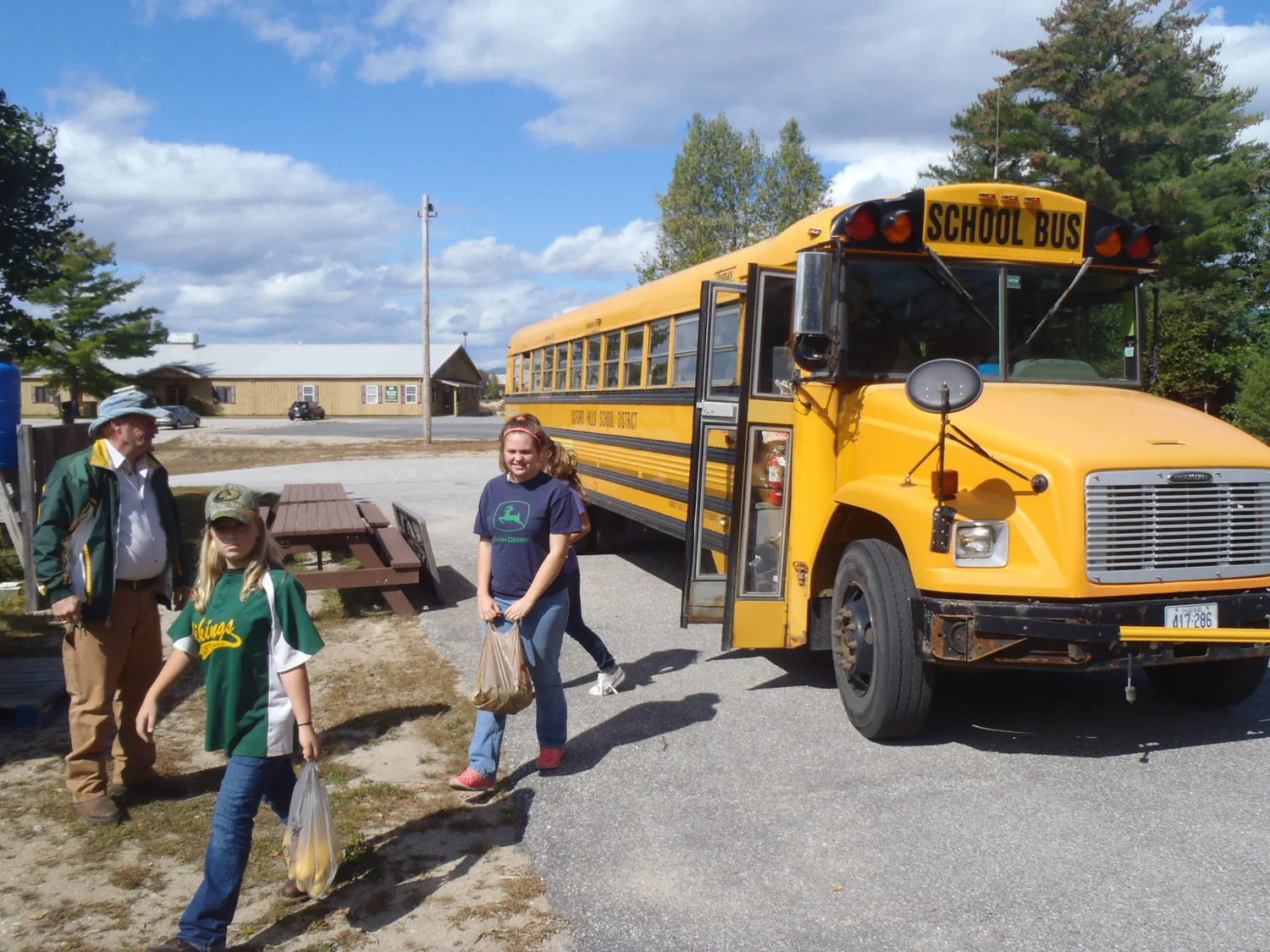 RobertsFarm_KidsOffBuswithVeggieBags.jpg