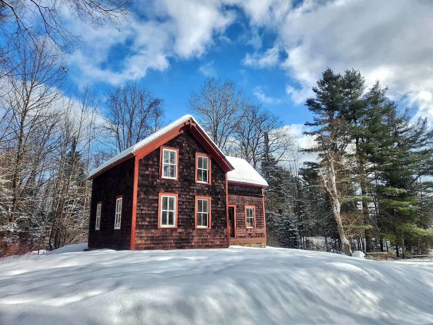 It is an unseasonably BEAUTIFUL day in the Adirondacks 😍❤️☀️ the highs today in Newcomb will peak around the low 50s. We have some more winter weather on the way before we officially hit spring, so enjoy this warmth and sun while you can. 

Don't fo