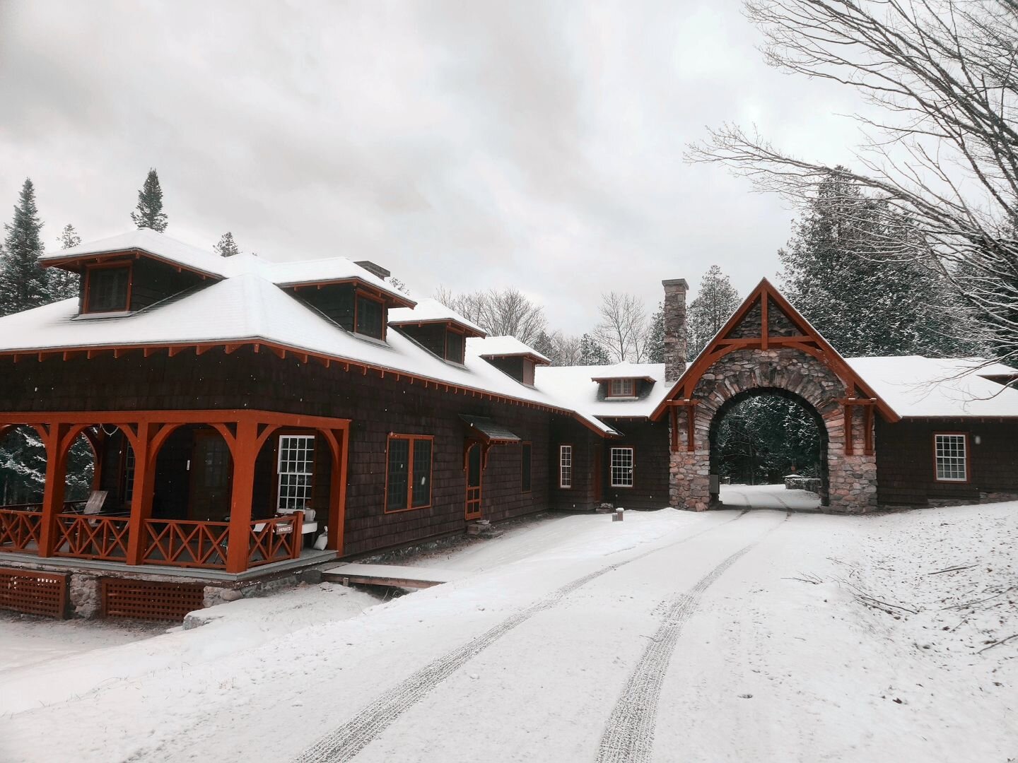 &quot;Spring&quot; in Newcomb, New York 🌷 are you excited for more snow, or are you looking forward to spring?
.
.
.
#snowday #adk #springvibes #greatcampsantanoni #greatcamps #Adirondackcamps