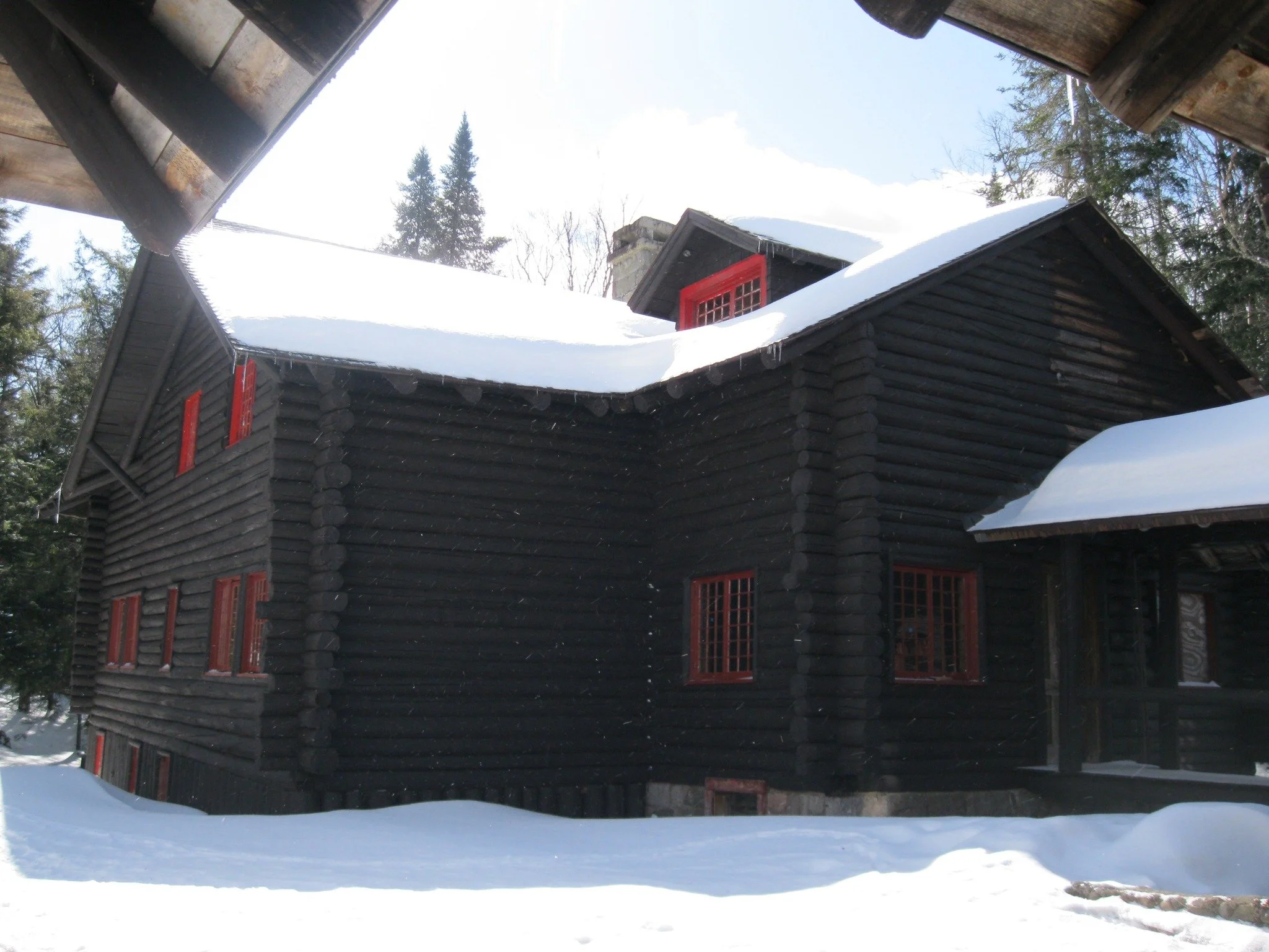 Save the dates! #GreatCampSantanoni Winter Weekends are coming up soon!
Cross-country ski or snowshoe to the Main Camp for a hot beverage in the Artist's Studio and a winter tour on January 17 and 18, February 14 and 15, and March 14 and 15, 2026.
Th