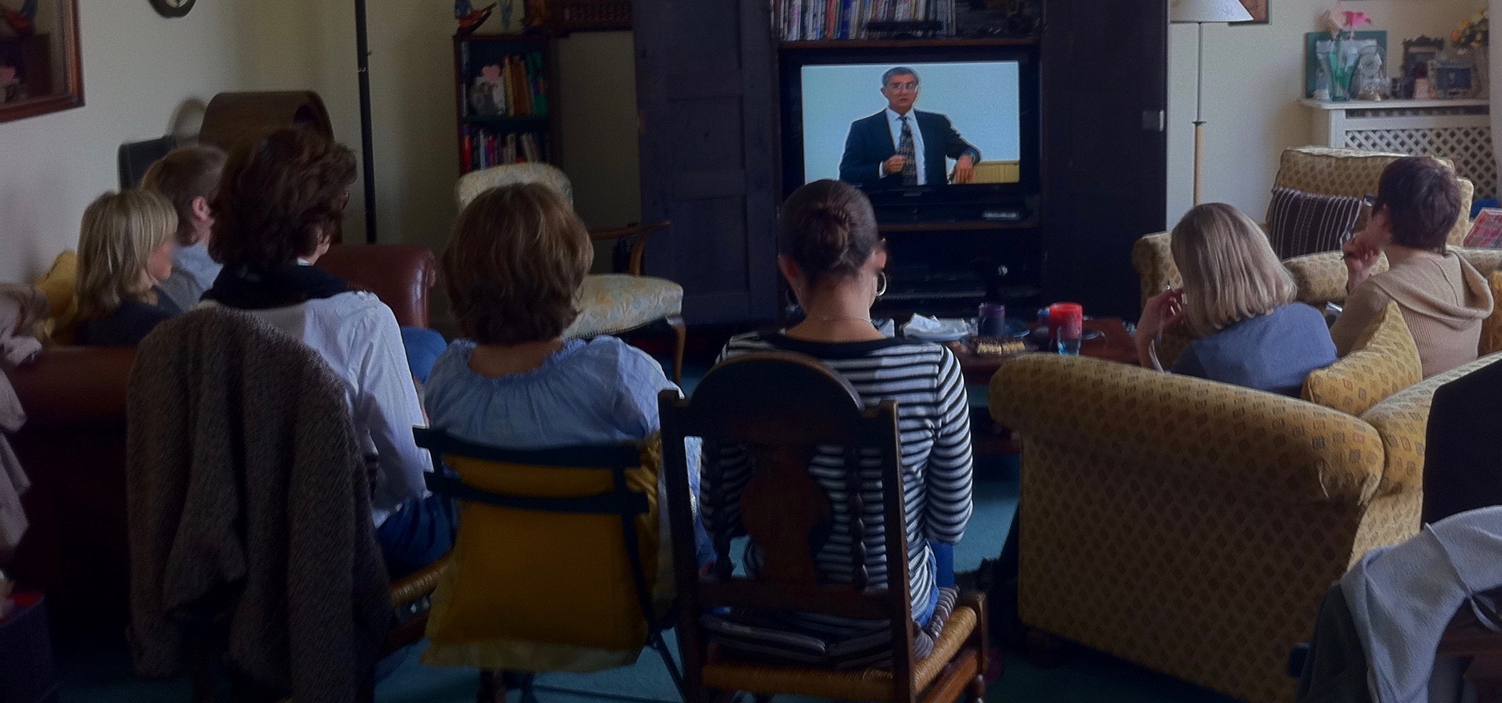 Parents and professionals meet to learn the common characteristics and myths about gifted children. Watching the late gifted expert Dr. James Webb, who founded of SENG gifted USA. Gifted in France. (photo by Helen Sahin Connelly)