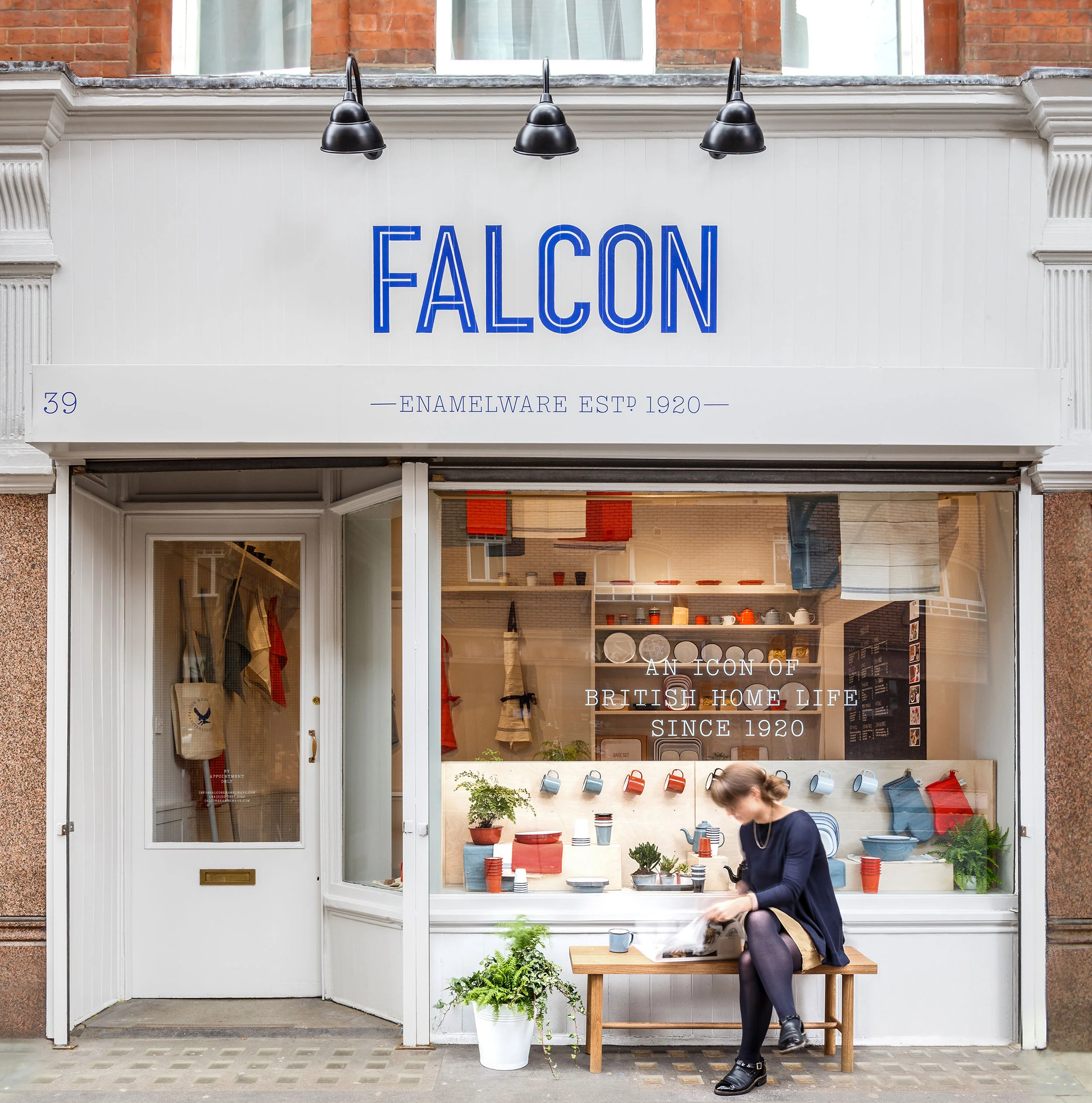 Kiwi&Pom_Falcon_Showroom_02.jpg
