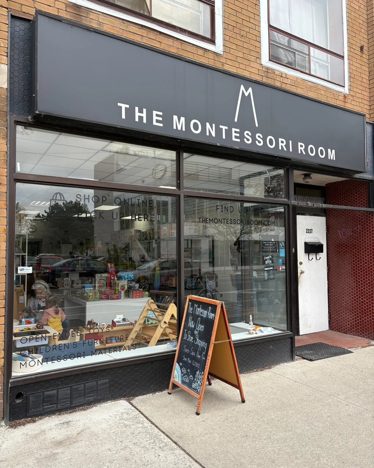 🖍️ Community love in action! A huge thank you to @themontessoriroom for their generous donation of pencil crayons for our YAAC Symposium giveaway packs to our students 🎁 and for purchasing 7 of our tote bags to show support 💖
They&rsquo;re also ex
