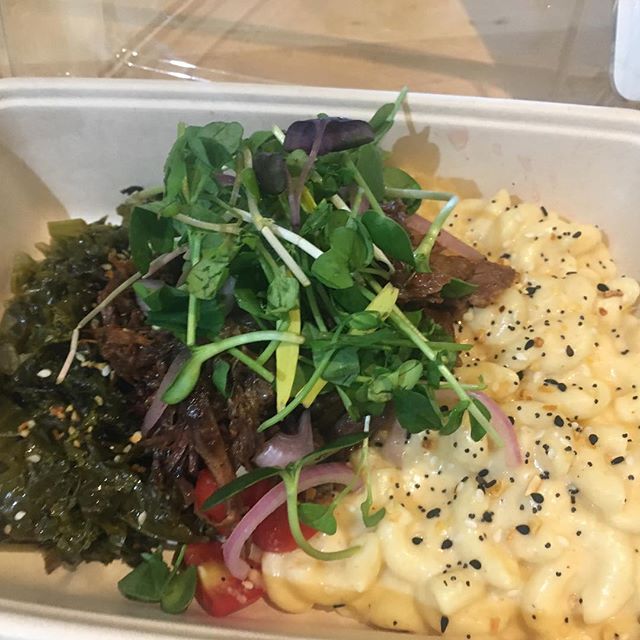 Our Mac and Cheese Grain Bowl with Braised Short Rib is the perfect comfort food for this rainy Thursday. Mix it up and come get you some 😋
#eatlocaldc #familyaffair #eattogive #eatfresh #localeats #gourmettogo #madeindc #unionmarketdc #dceats #sour