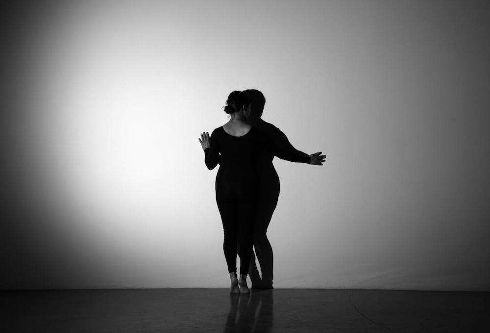 Gina Osterloh, Press and Outline, 2014. 16mm film, silent, 5:30 min. © Gina Osterloh, Courtesy the artist, Ghebaly Gallery, Los Angeles; Higher Pictures, New York; and Silverlens, Manila. 