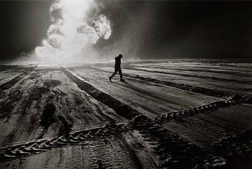  Sebastião Salgado, Oil Wells, Kuwait 1991 ( Estimate: $6,000 - 7,000, AED 22,000 - 26,000) 