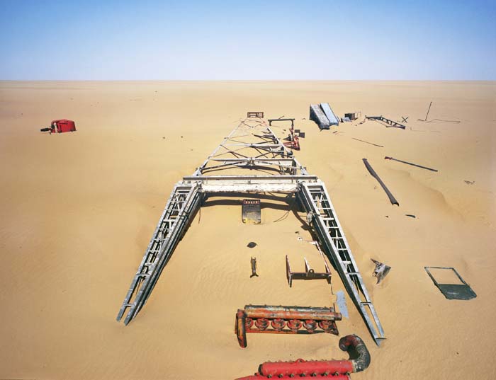  Texaco’s drilling station abandonned in the 60’s because the oil was too deep under the ground. Northern Niger, 2010 © Philippe Dudouit 