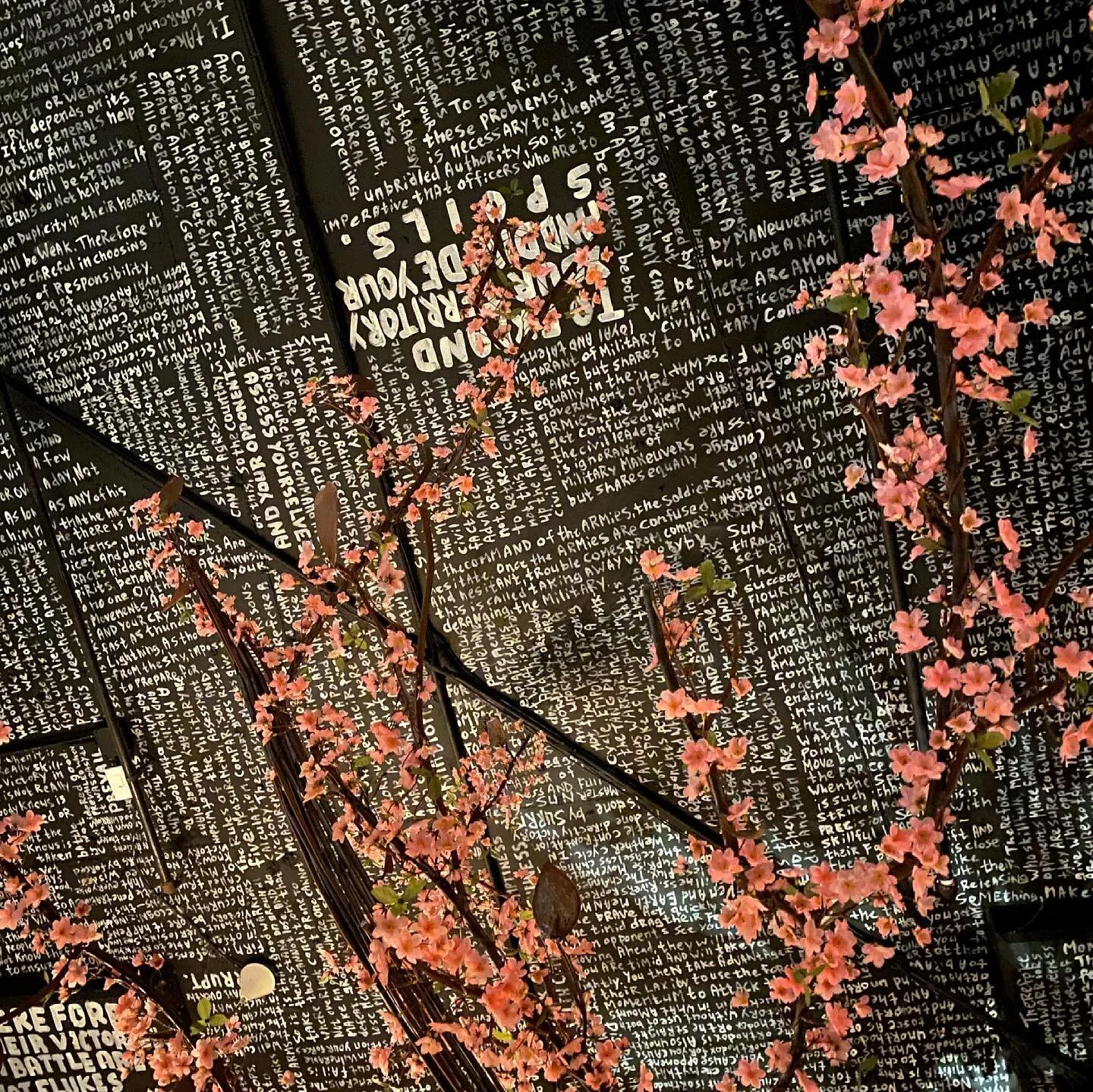 Dinner 🧡
#fortheloveoffood #grateful #delish #justlookup #design #interiors #clt #birthdaydinner