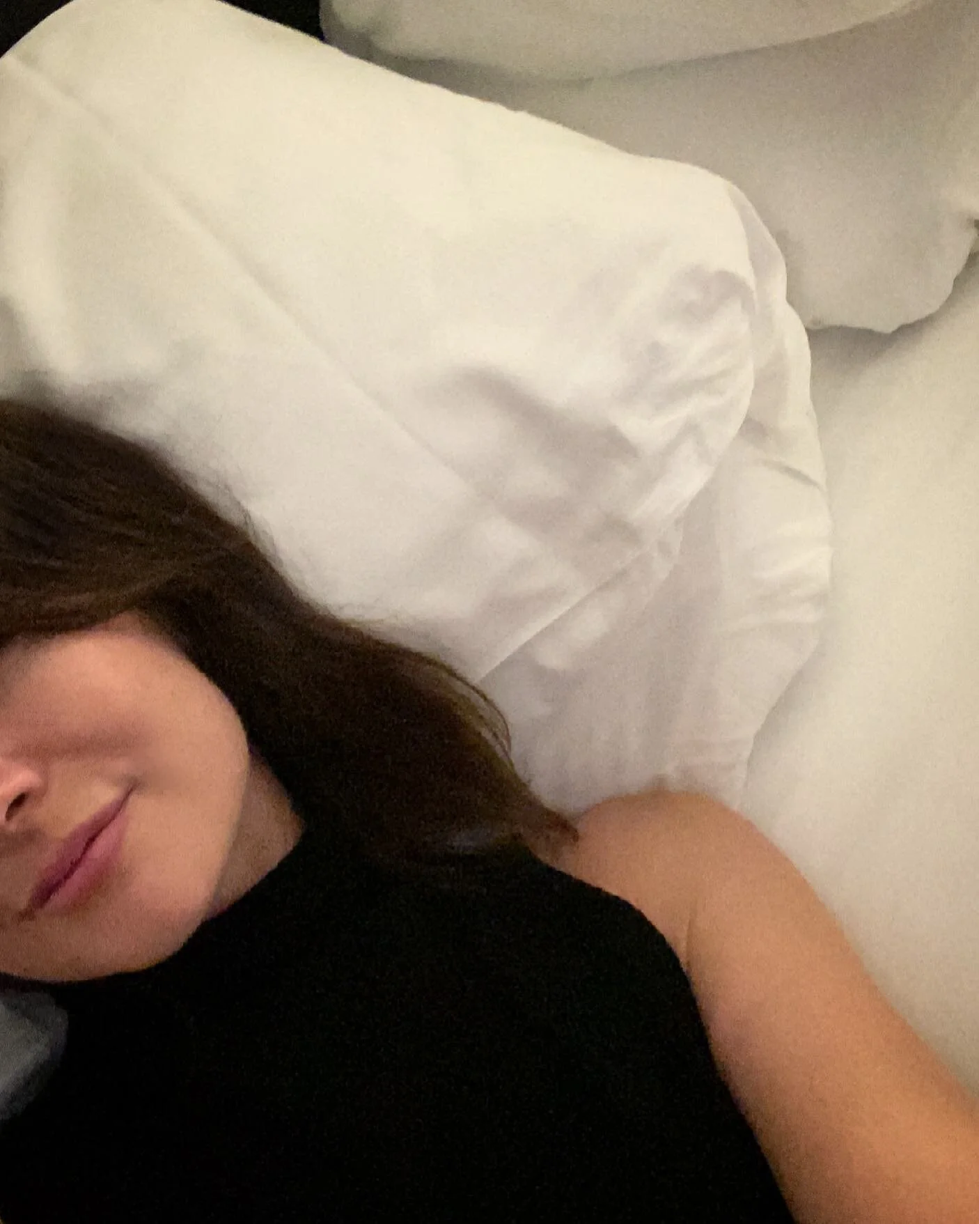 Exhausted and done and grateful for perfect hotel pillows (my win for the day) 💥Not only am I not taking off my makeup (see a post last week)&hellip;I&rsquo;m sleeping with my clothes from the day on.
Take that, Wednesday! 💪🏼
#itsthelittlethings #