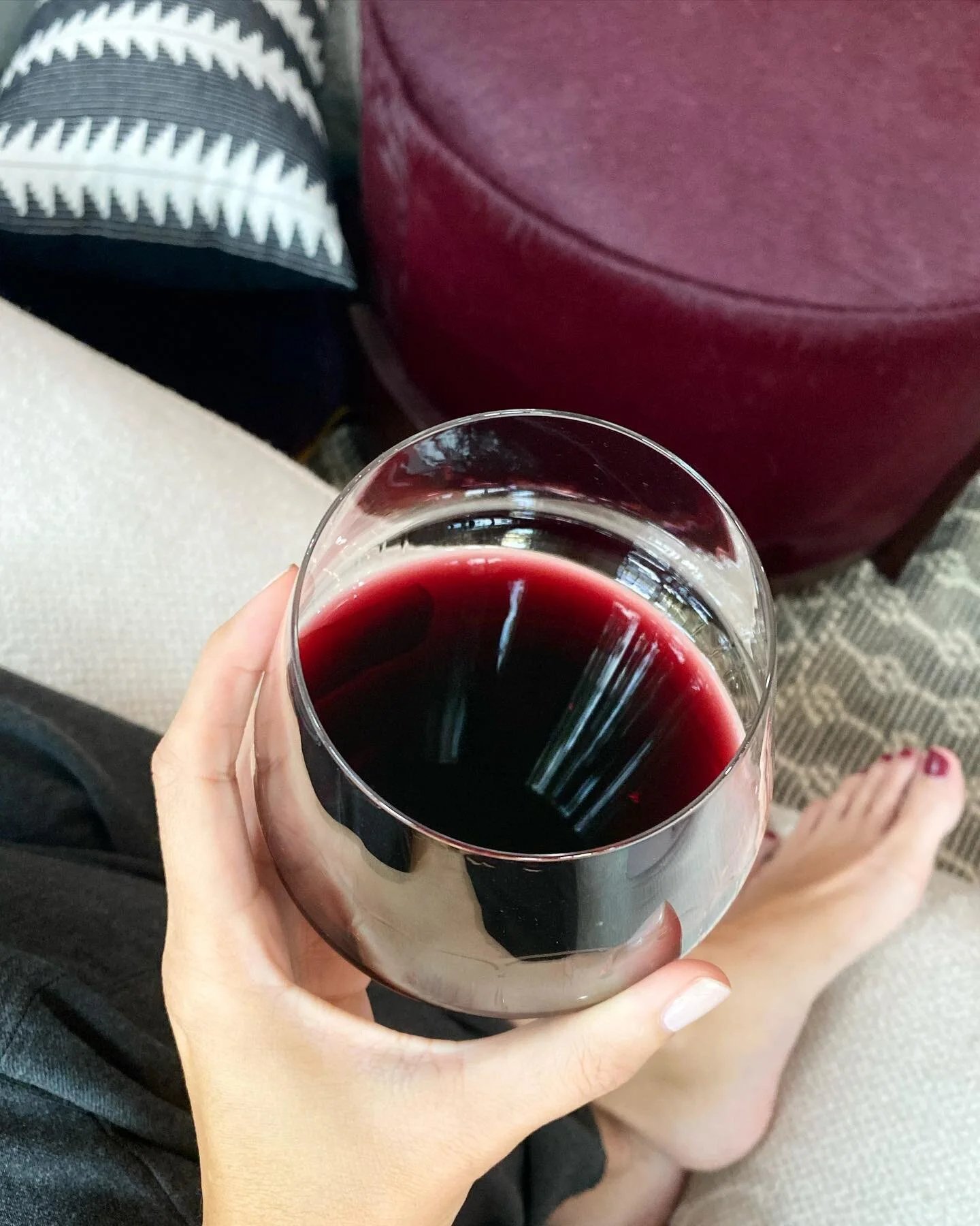 Cheers! Hope y&rsquo;all had a great weekend! 🍷 
#colorstory #sundayvibes #patternplay #myhome #whatsinyourglass #messyhouse #designershomes