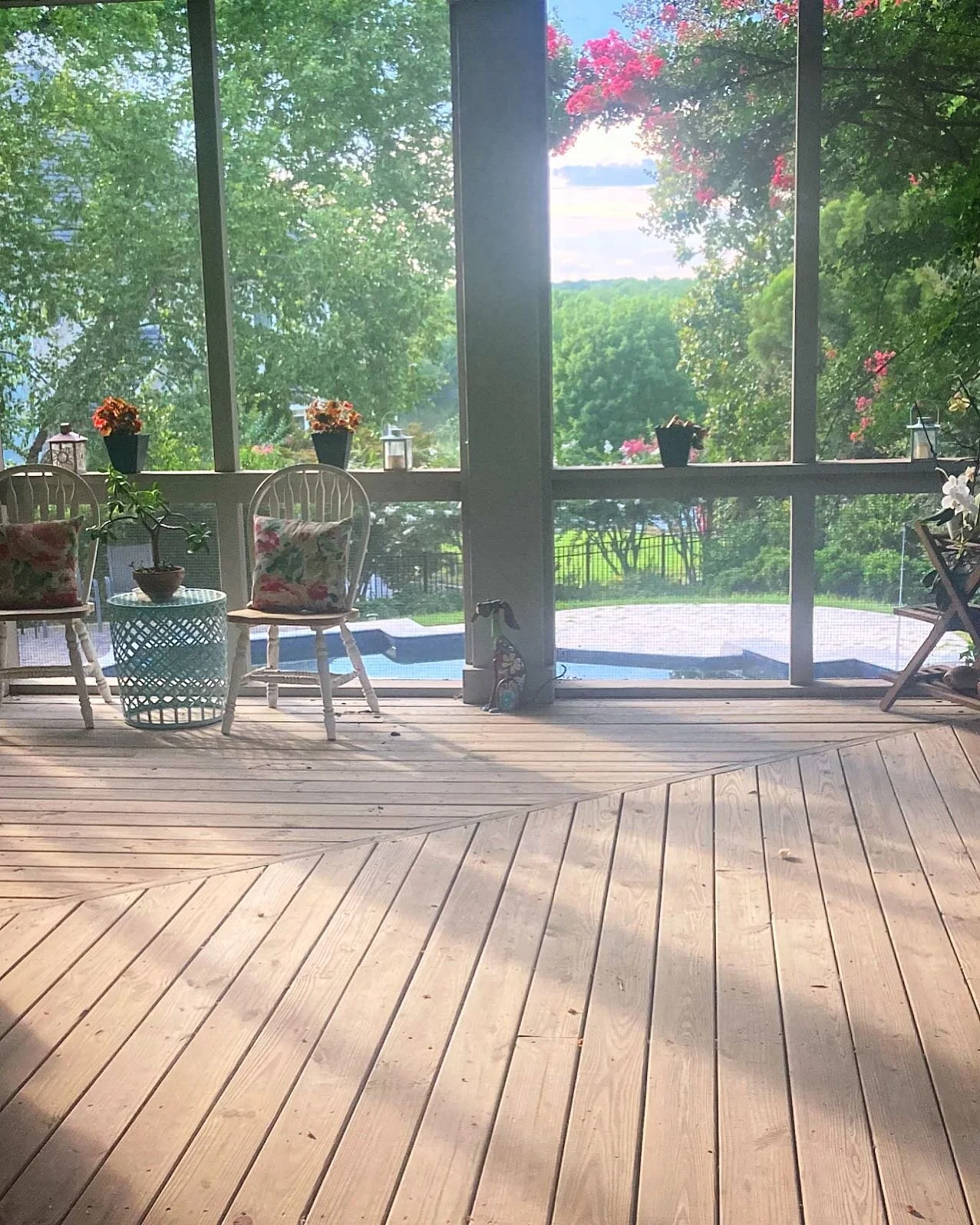 Has anyone else bought a house just for the porch and the backyard?? Just me?? 🤷🏻&zwj;♀️ I will shake up a mean cocktail with this setting&hellip;or at least the setting will make my mediocre cocktails taste WAY better 💥 
Can&rsquo;t wait to see y