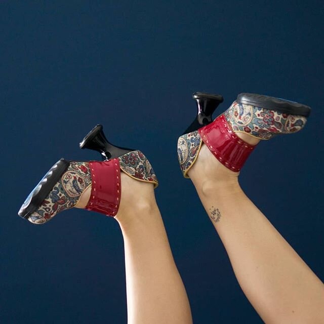 Clicking our heels together wishing for a healthy week! ⠀⠀⠀⠀⠀⠀⠀⠀⠀
.⠀⠀⠀⠀⠀⠀⠀⠀⠀
Stunning footwear by @fluevog.