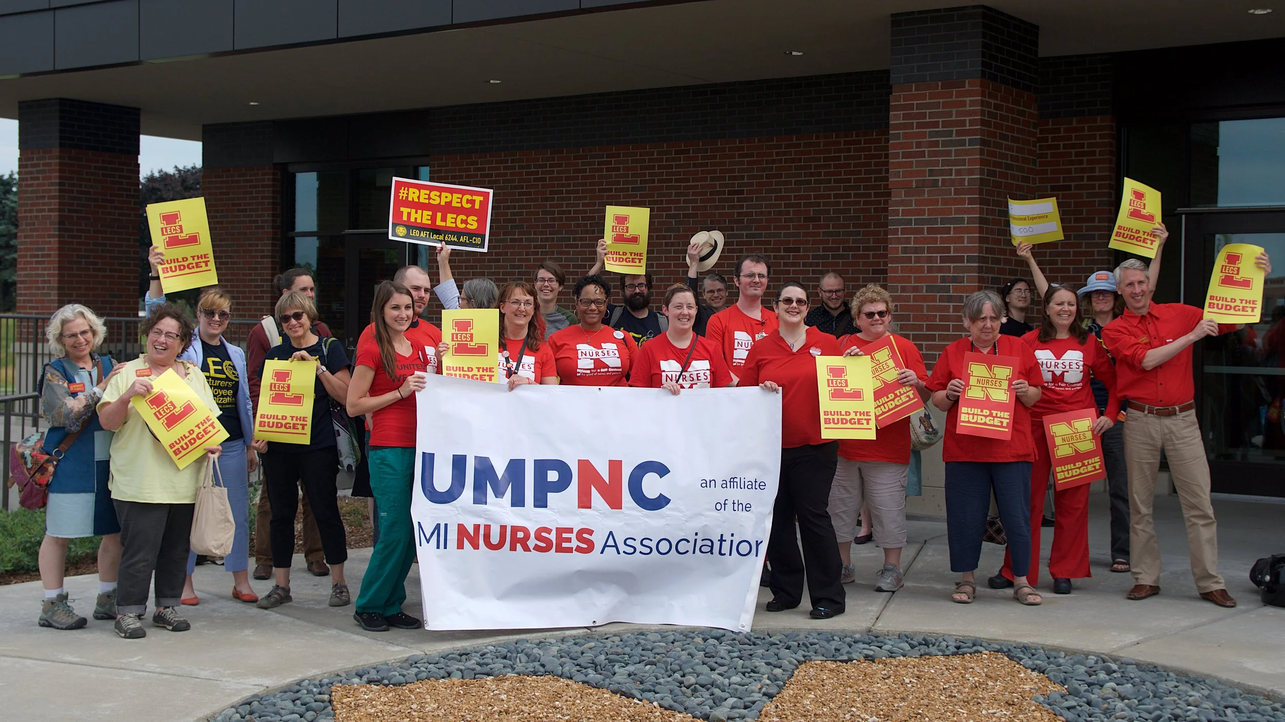 Lecturers and nurses standing together at the Regents’ Meeting in June 2018.