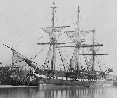 La frégate à voile Flore en armement à Rochefort - 1869 - équipé de 46 canons et une cheminée. Source ici