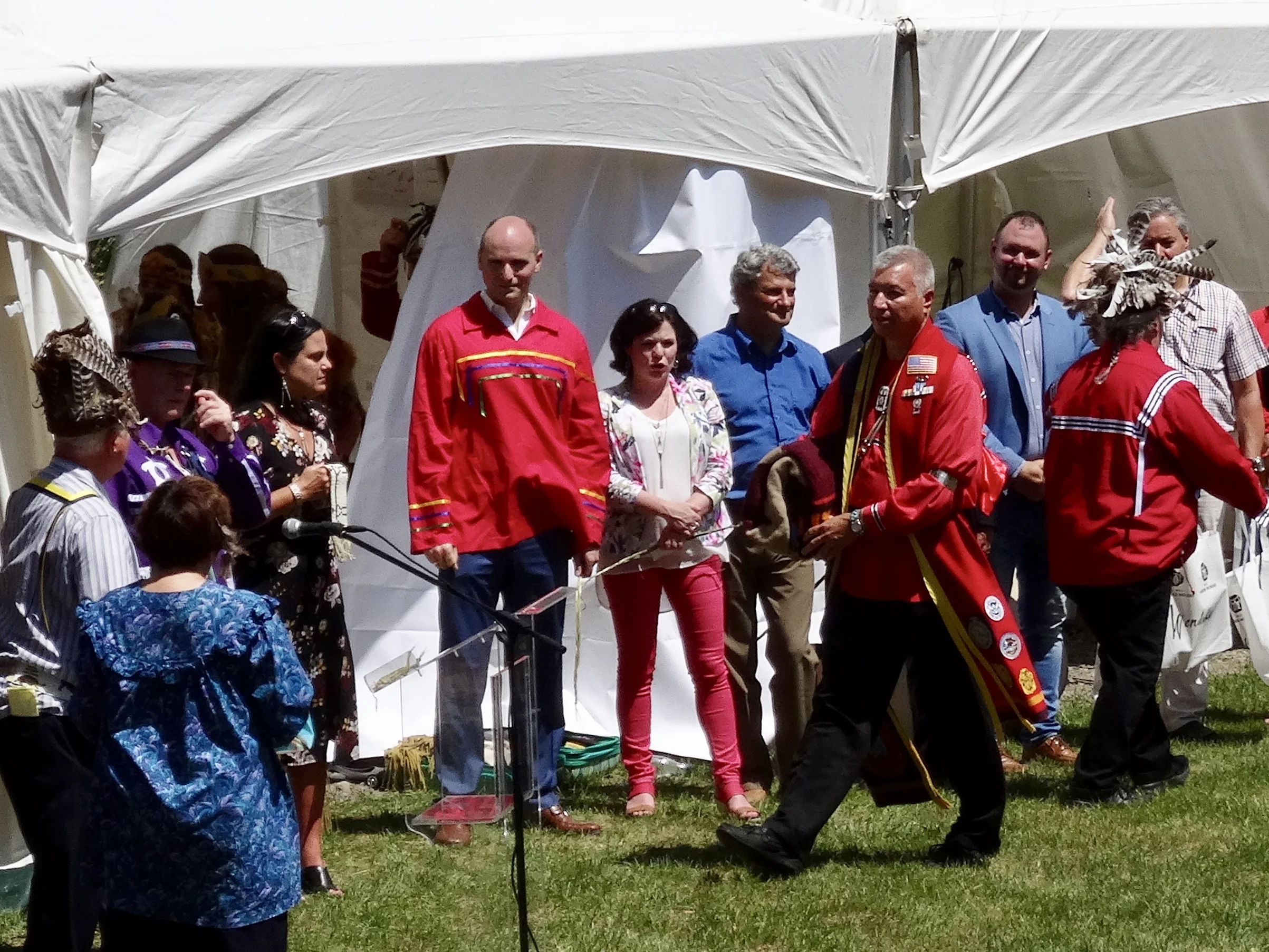 Cérémonie d'ouverture du Pow Wow 2018: Au centre de la photo, en jean et chemise rouge Wendat: Jean-Yves Duclos, Le Ministre de la Famille, des Enfants et du Développement Social du Canada. A sa droite, Madame Véronique Tremblay, Ministre Déléguée au Transports du Québec et Députée. Les Chefs et sous-Chefs présents: Grand Chef de la Nation Huron Wendat, Québec, Sous-Chef de la Nation Huron-Wendat, Québec, Sous- Chef de la Nation Wyandotte, Arizona USA, Chef de la Nation Wyandot d'Anderton, Oklahoma, USA.