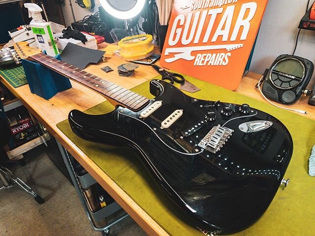 On the bench today is this #fenderstratocaster in for a setup. This is a late 90&rsquo;s Mexican made Fender. But looks very 80&rsquo;s with its black on black with white pickup motif.
#fender #fenderstrat #stratocaster #strat #fendersofinstagram #gu
