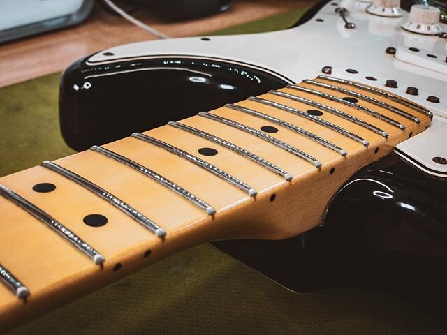 😍😎🌟 Hand polished with my new micro mesh pads. They&rsquo;ve come up beautifully! 💪🏻 #fender #fenderstratocaster #fenderstrat #stratocaster #strat #guitarsofinstagram #guitarporn #guitartech #guitarrepair #whatsonyourbench #southampton #southamp