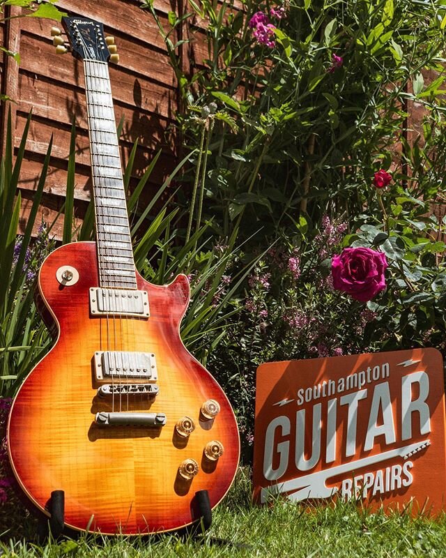 Happy #gibsunday and Happy #fathersday to all you dads out there in the UK! This lovely #gibsonlespaulstandard is up next on the bench for a setup and to install its scratch plate. What do you prefer? A Les Paul with or without a scratch plate? 🤔 
#