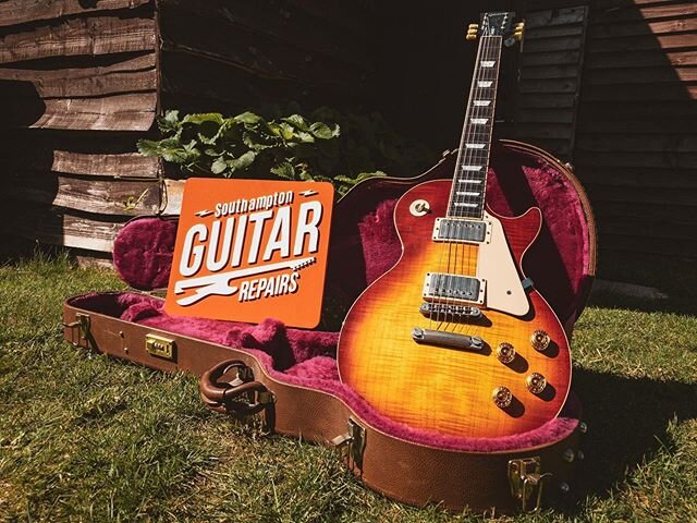 Gary&rsquo;s #gibson is all done! Plays as good as it looks and it looks good! 😍🧡🙈
Next up is another Les Paul...
#gibsonlespaul #LesPaul #gibsonsofinstagram #guitarsofinstagram #guitarporn #guitartech #guitarrepair #whatsonyourbench #southampton 