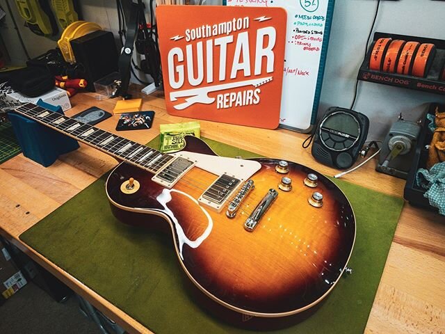 Following on from yesterday, this 2019 #gibson #lespaulstandard is on the bench for a setup. That burst! 🧡😍🙈 #gibsonlespaul #lespaul #gibsonsofinstagram #guitarsofinstagram #guitarporn #guitartech #guitarrepair #whatsonyourbench #southampton #sout